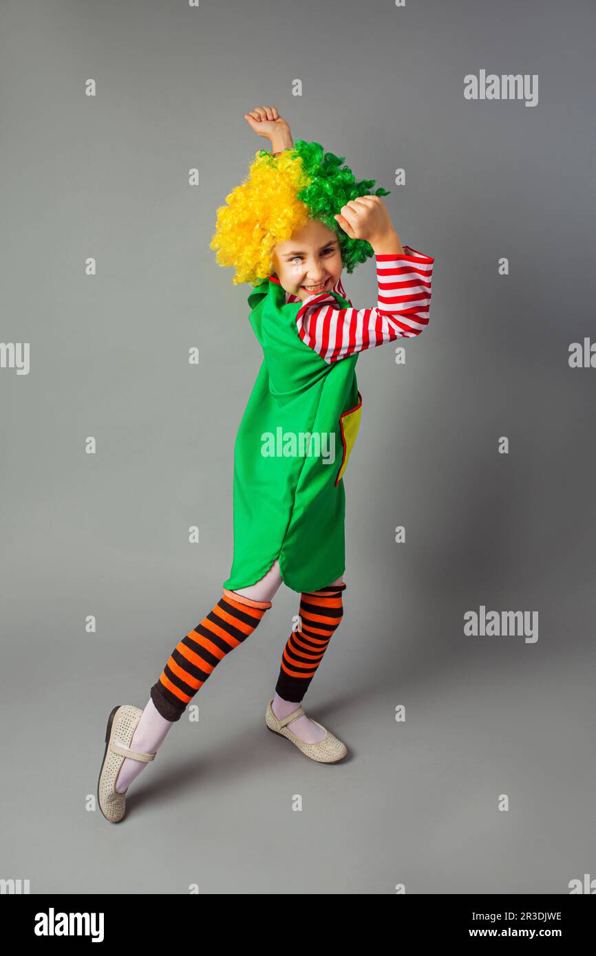 Das kleine Mädchen in einer Clown-Uniform hat Spaß Stockfoto