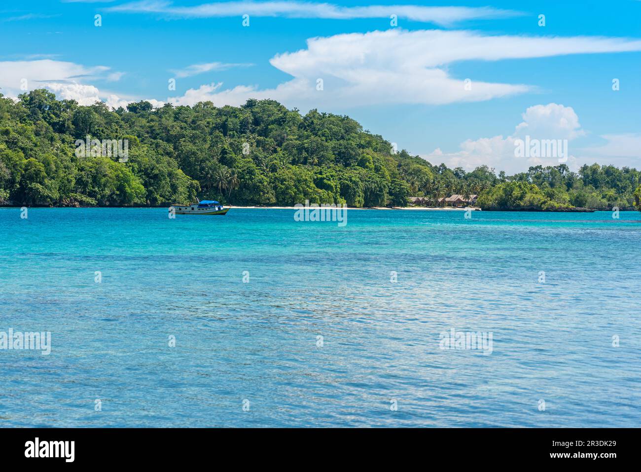 Kleine Fähre vor der Togian-Insel Batudaka in Sulawesi Stockfoto