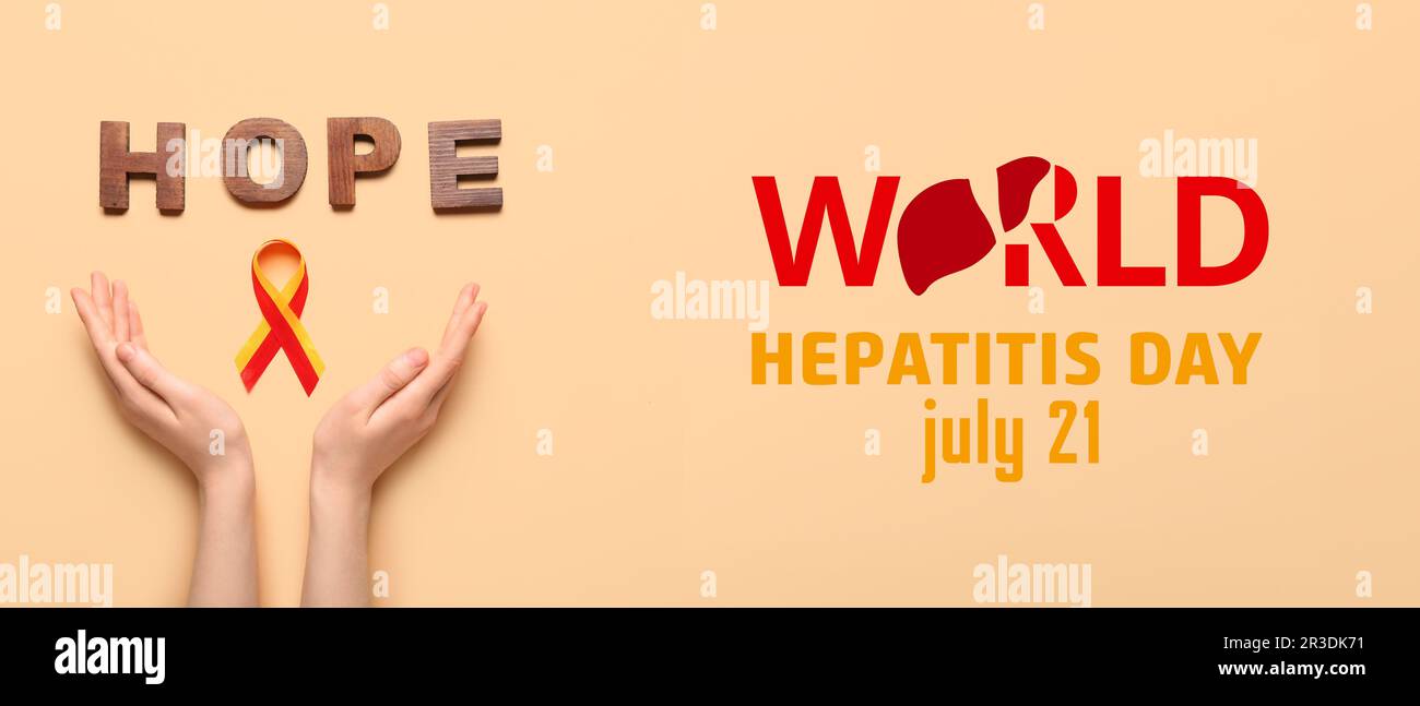 Hände mit Sensibilisierungsband und Wort HOPE auf beigefarbenem Hintergrund. Welt-Hepatitis-Tag Stockfoto