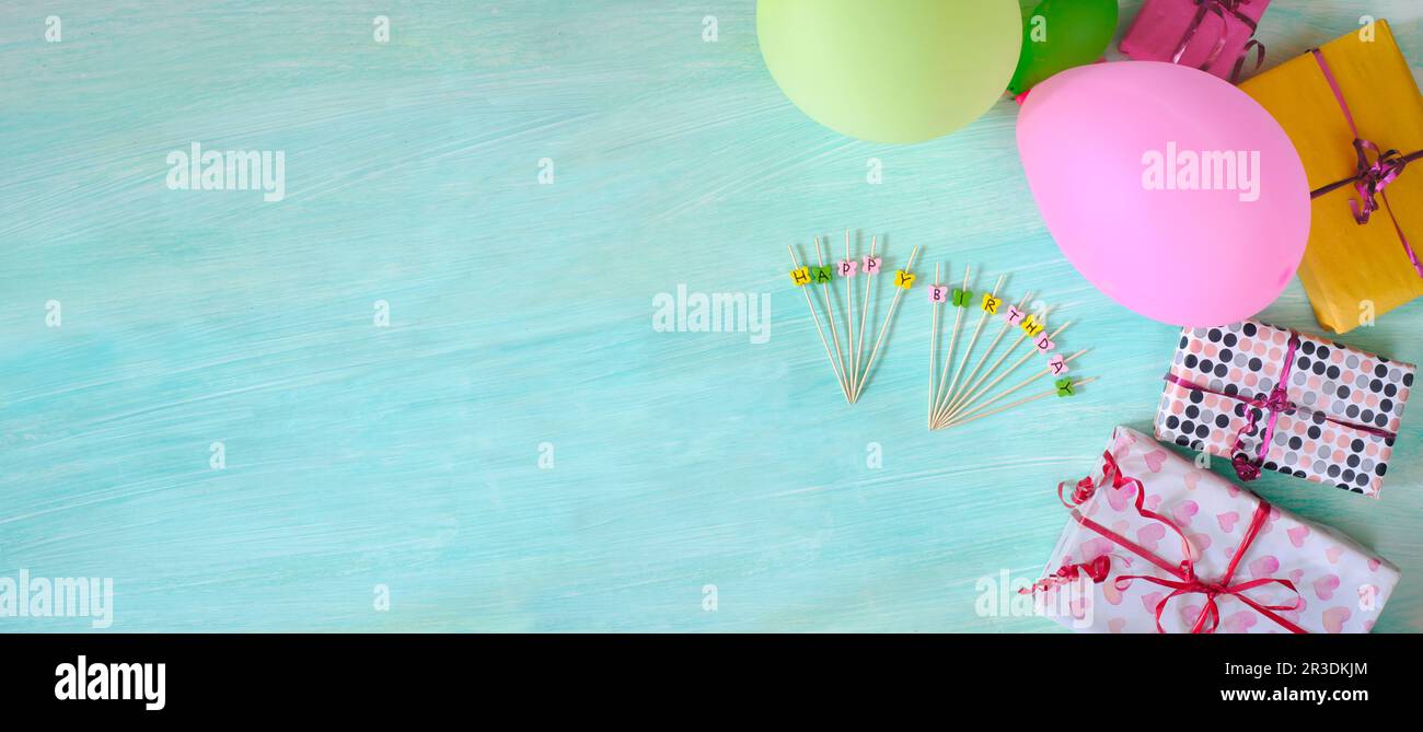 Ein Haufen Geburtstagsgeschenke und Bildunterschrift Happy Birthday, persönliches Urlaubskonzept, kostenloser Panoramafach Stockfoto