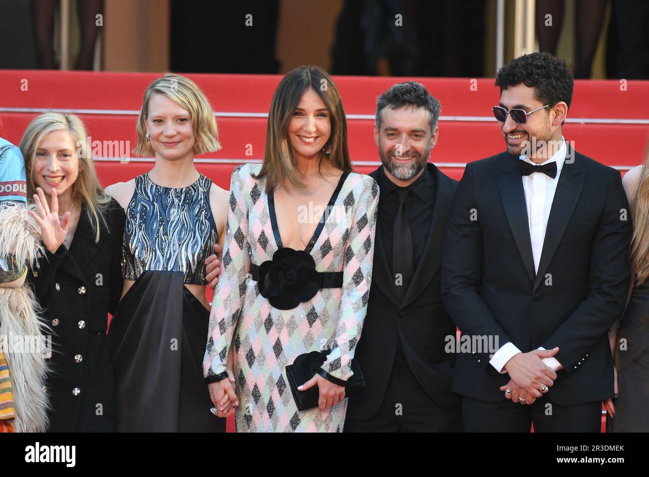 Cannes, Frankreich. 22. Mai 2023. Ksenia Devriendt, Luke Barker, Mia Wasikowska, Mathieu Demy, Elsa Zylberstein, Regisseurin Jessica Hausner, Amir El-Masry, Florence Baker und Gwen Currant besuchen den roten Teppich „Club Zero“ während des 76. Jährlichen Filmfestivals in Cannes am 22. Mai 2023 im Palais des Festivals in Cannes, Frankreich. FRANKREICH Kredit: SIPA USA/Alamy Live News Stockfoto