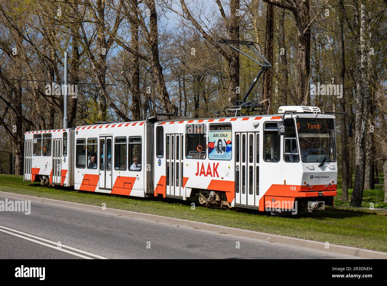 TLT's KT-6 Tram Nummer 110, benannt nach dem estnischen Sänger Jaak Joala, auf Linie 6 im Kopli-Bezirk Tallinn, Estland Stockfoto