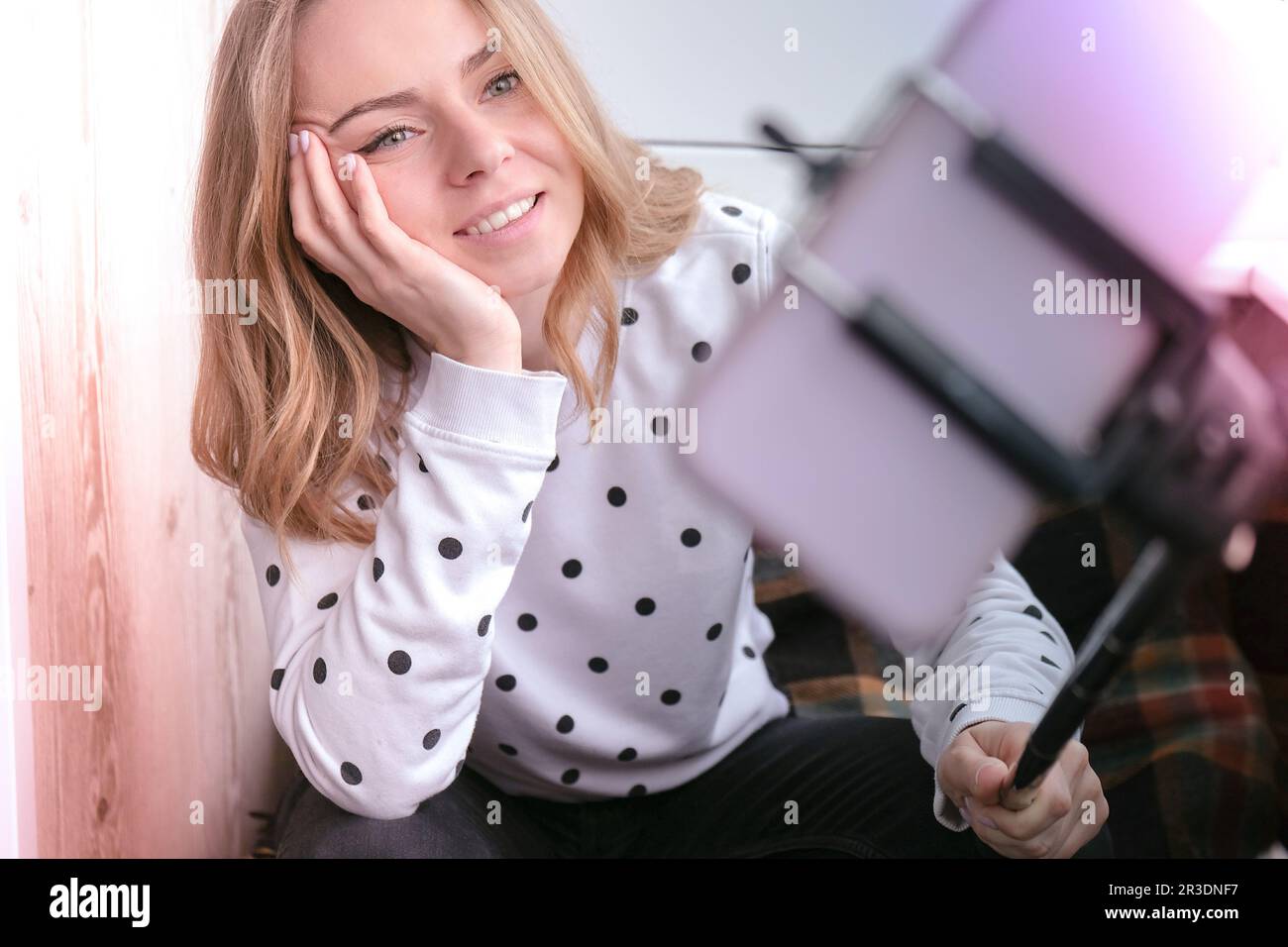 Bloggen. Blonde Bloggerin Technologie Internet und Glücksgefühl Konzept. Eine junge Frau, die ein Selfie mit sich macht Stockfoto