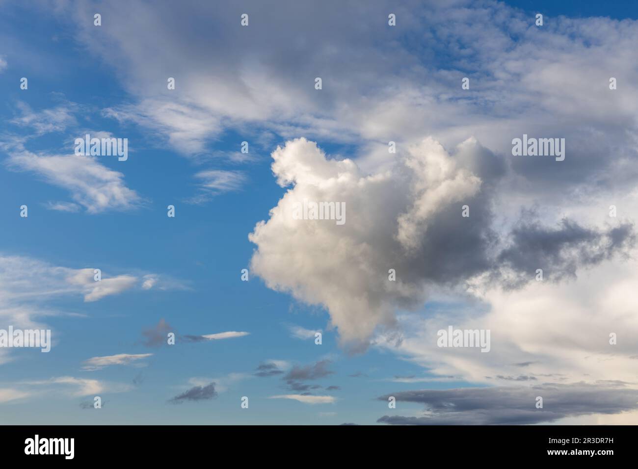 Texturhintergrund blauer Himmel mit Wolken Stockfoto