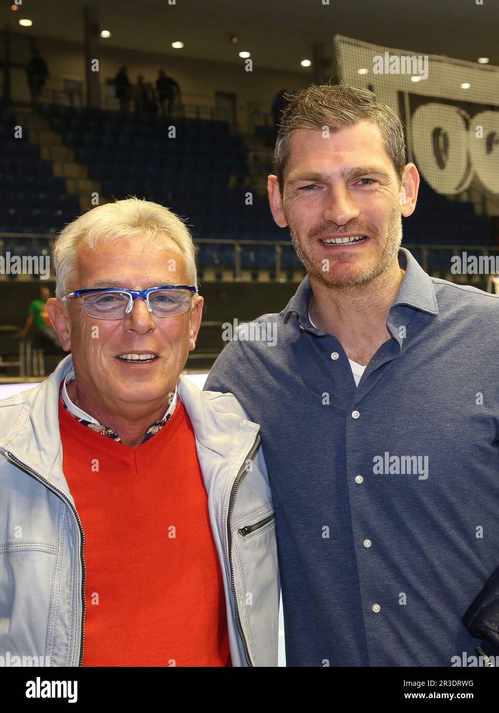 Handballtorwart Henning Fritz mit Jugendtrainer Klaus-Dieter Groth in Magdeburg am 04.01.2019 Stockfoto