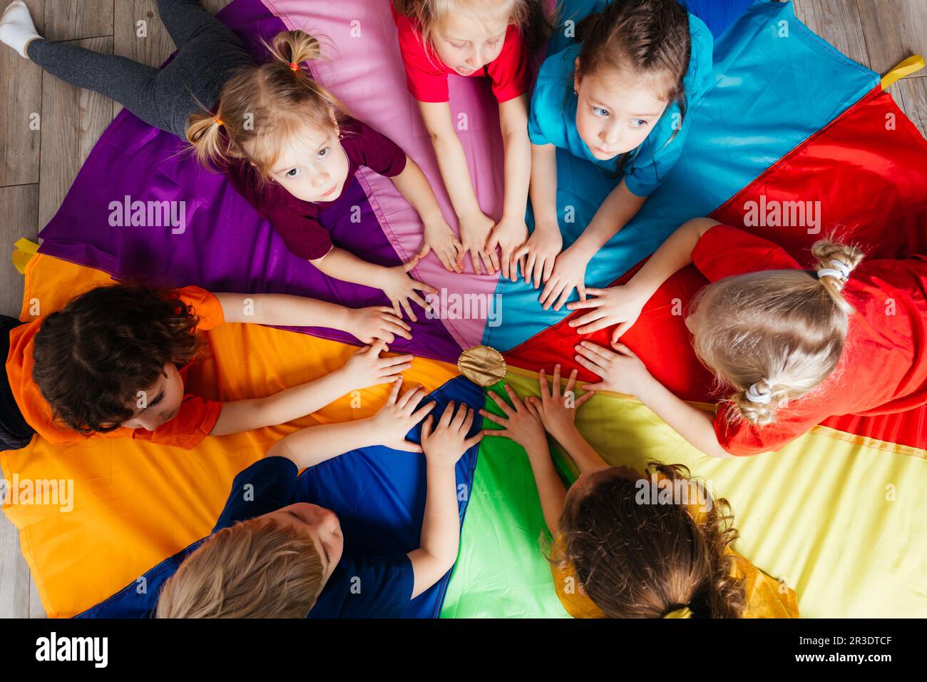 Team-Building-Spiele für aktive Kinder im Kindergarten Stockfoto