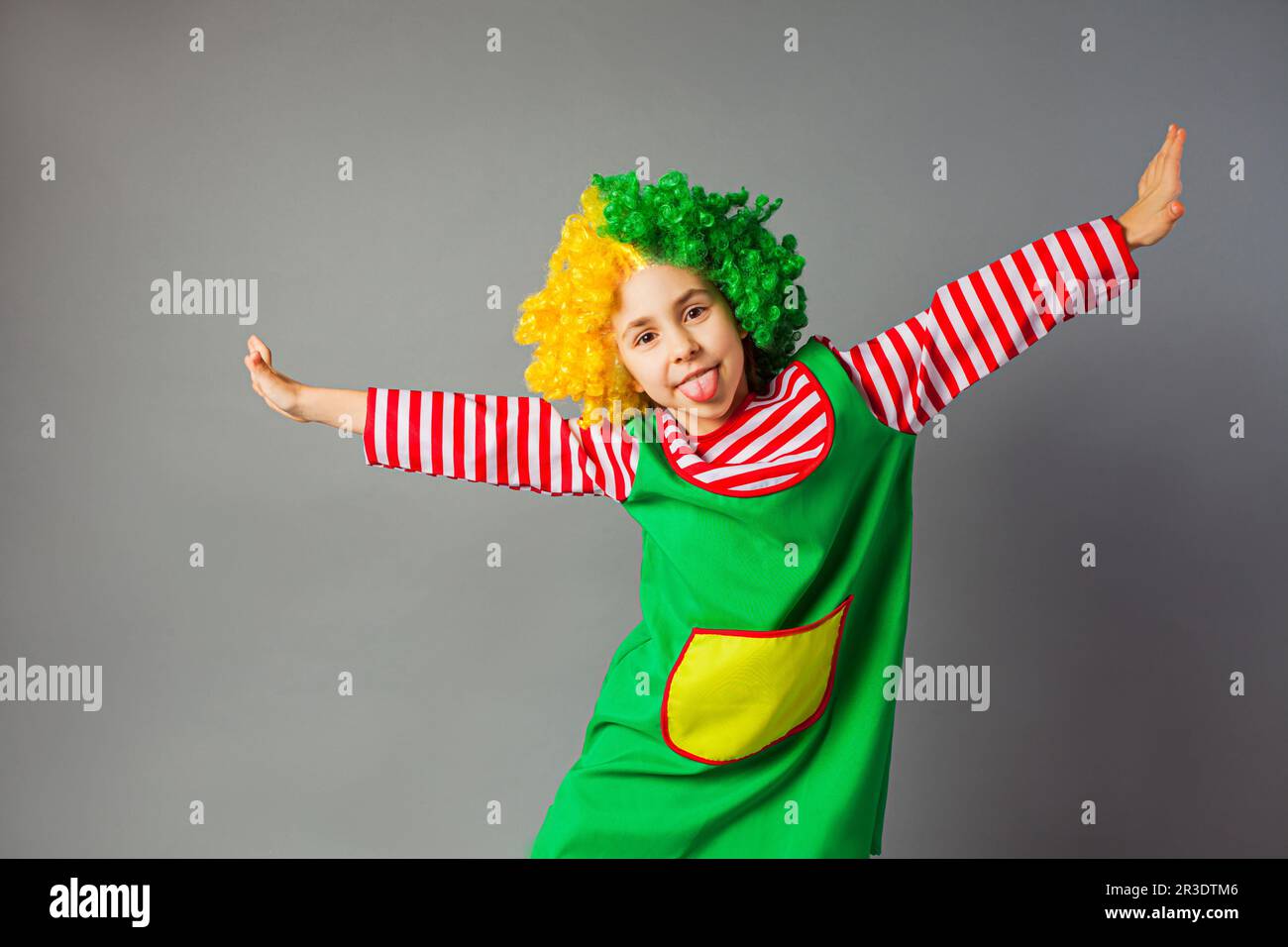 Das lustige kleine Mädchen in einer Clown-Uniform Stockfoto