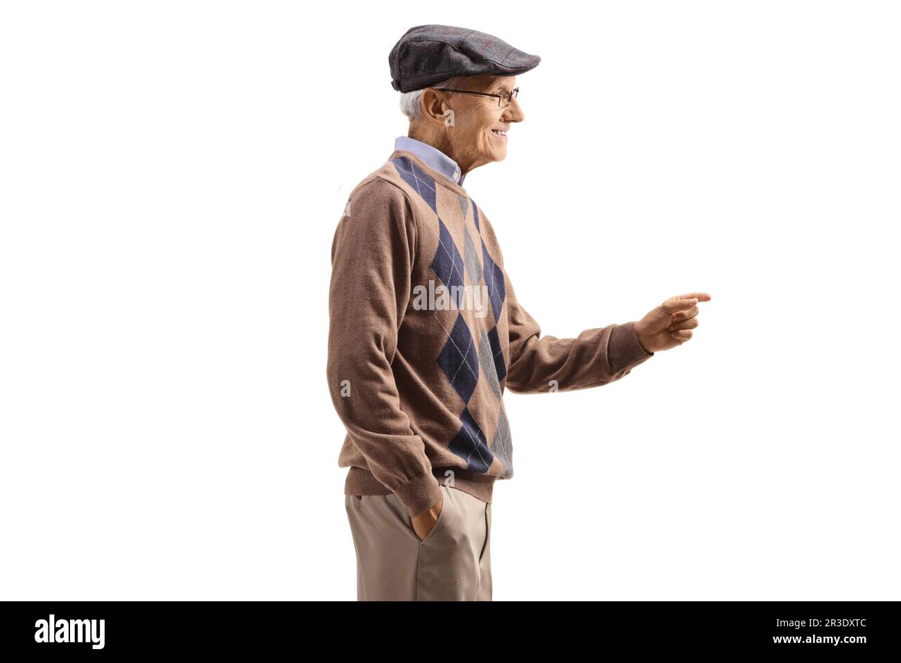 Profilaufnahme eines älteren Gentleman, der mit der Hand lächelt und isoliert auf weißem Hintergrund Gesten macht Stockfoto