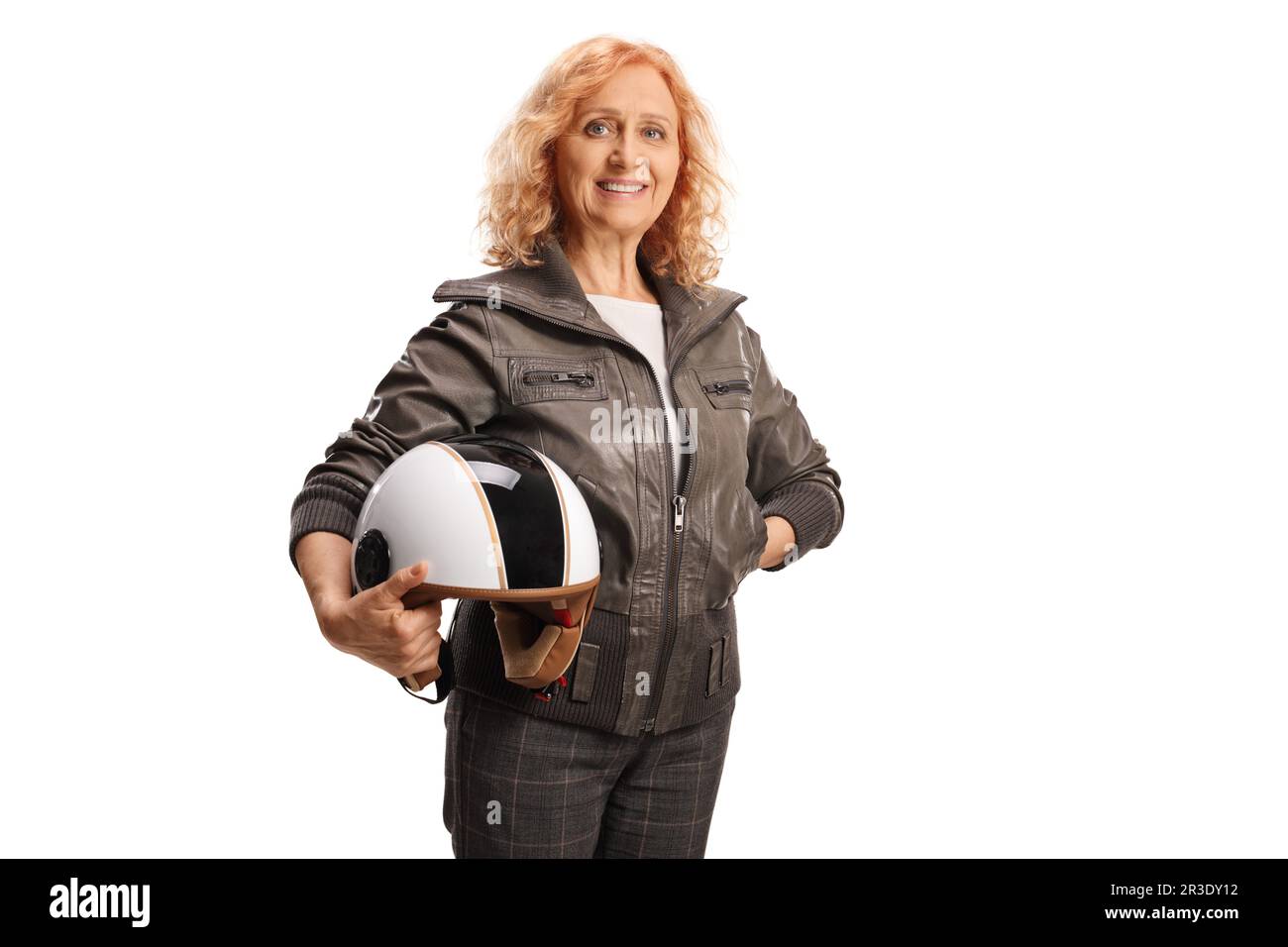 Reife Frau in einer Lederjacke mit einem Helm isoliert auf weißem Hintergrund Stockfoto