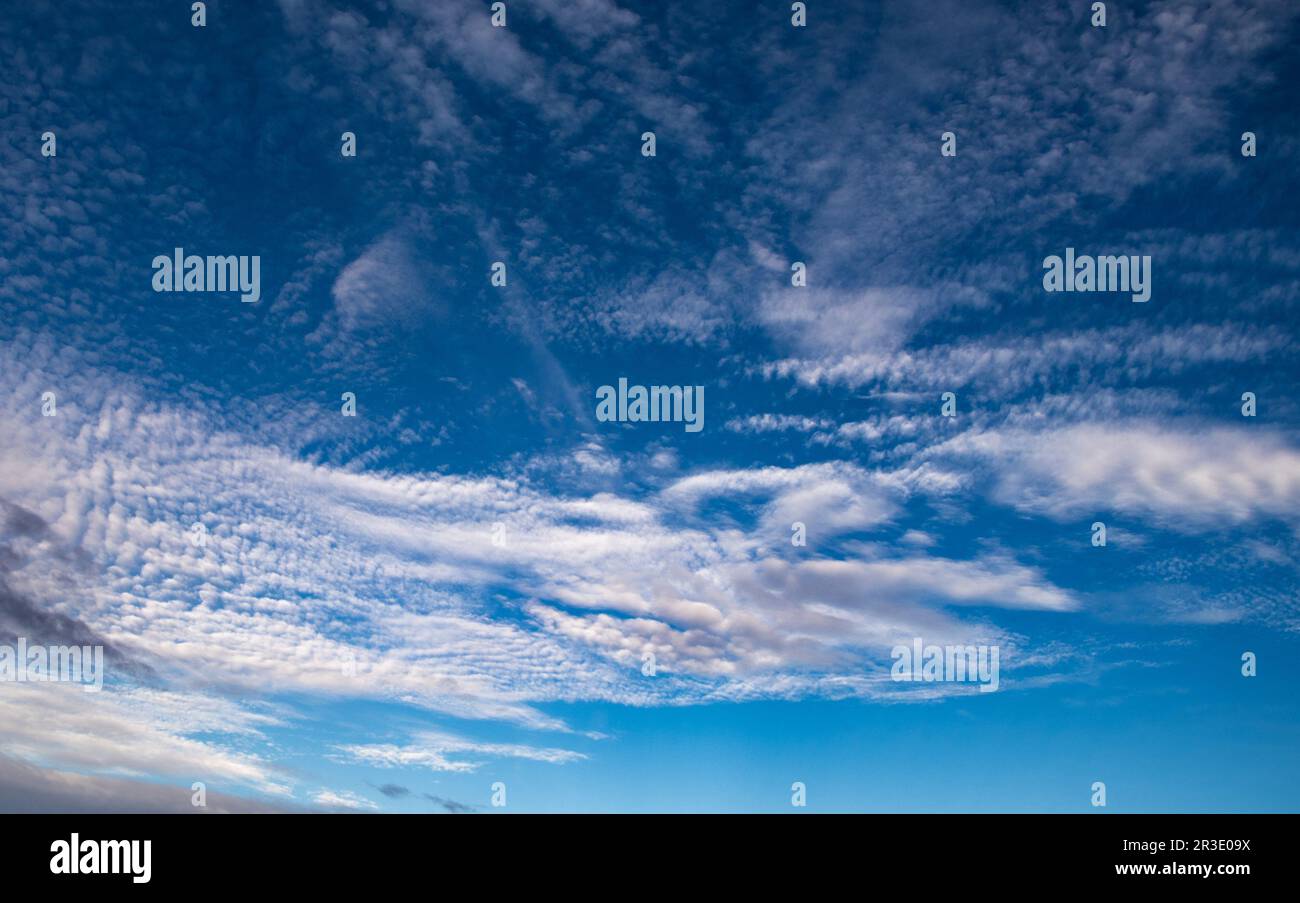 Sehr detaillierter blauer wolkig Himmel Hintergrund Stockfoto