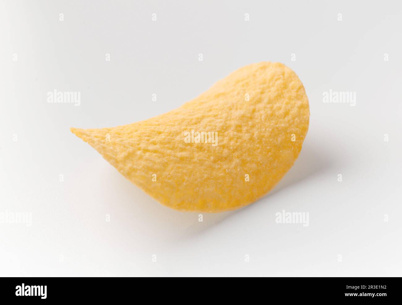 Ein Kartoffelchip isoliert auf weißem Hintergrund, Bier-Snacks, knusprige Chips. Stockfoto