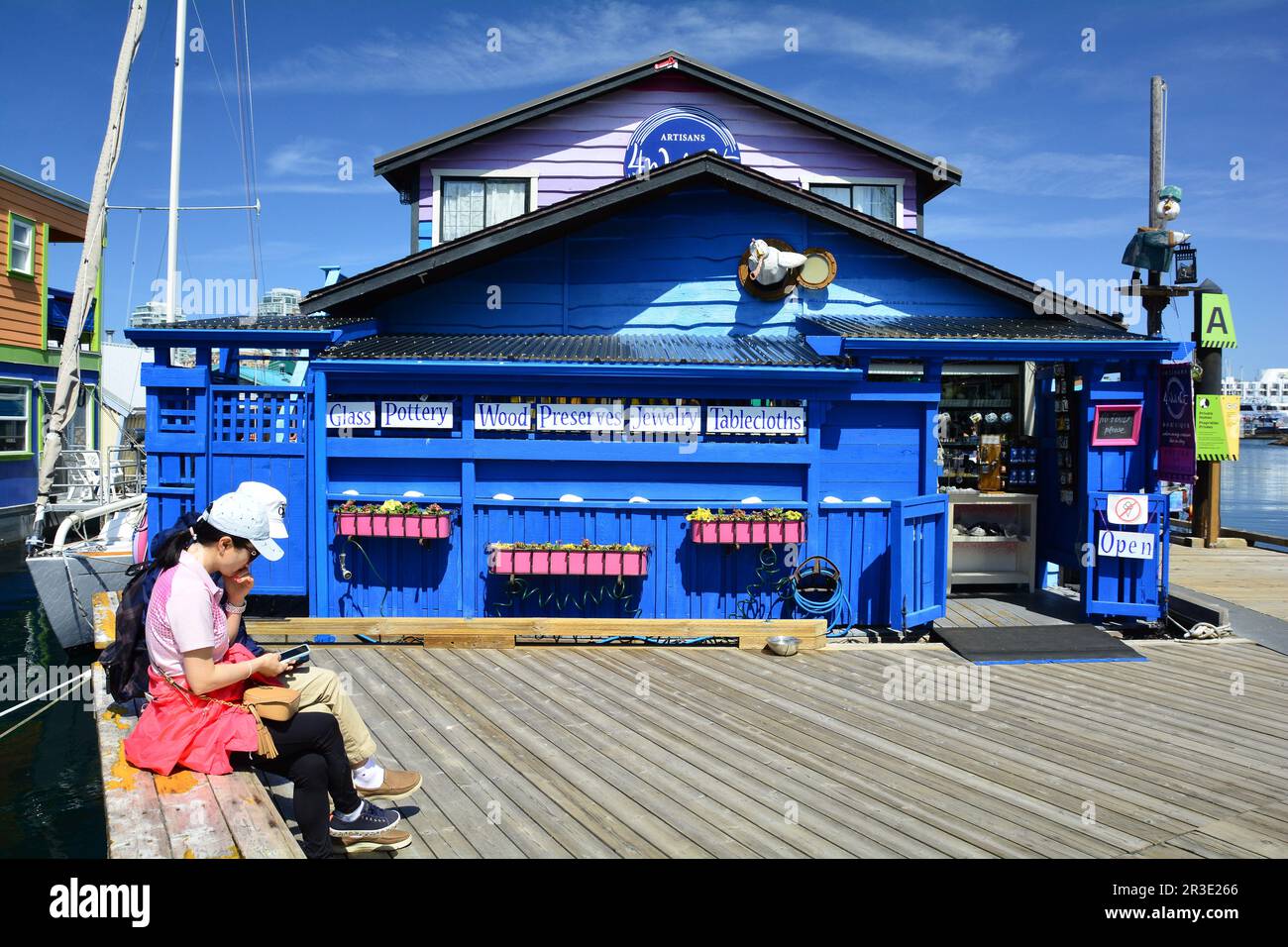 Die Sehenswürdigkeiten und Geschäfte von Fisherman's Wharf in Victoria BC, Kanada. Kommen Sie nach Victoria und erkunden Sie den Wharf. Stockfoto