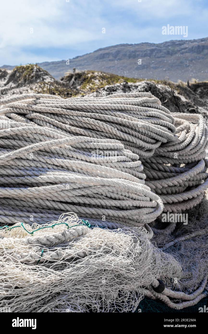 Traditionelles Fischernetz und -Seil auf einem kleinen Ruderboot Stockfoto