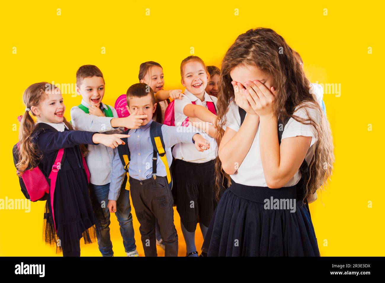 Schulmädchen von Klassenkameraden schikaniert. Mobbbingkonzept der Schule Stockfoto