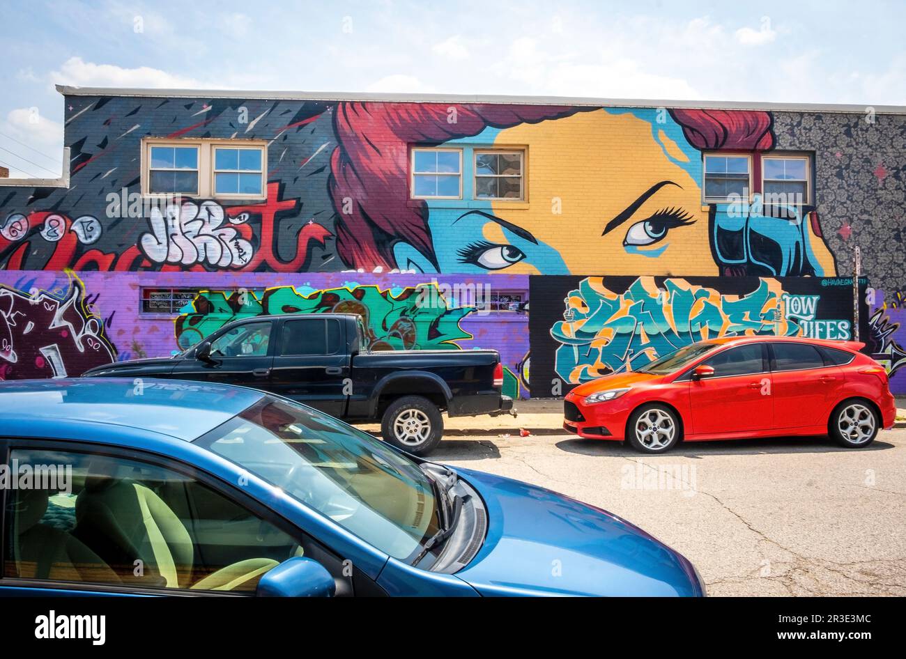 Kansas City, Missouri, USA -- farbenfrohes Wandgemälde im Crossroads Arts District in der Nähe der Innenstadt Stockfoto