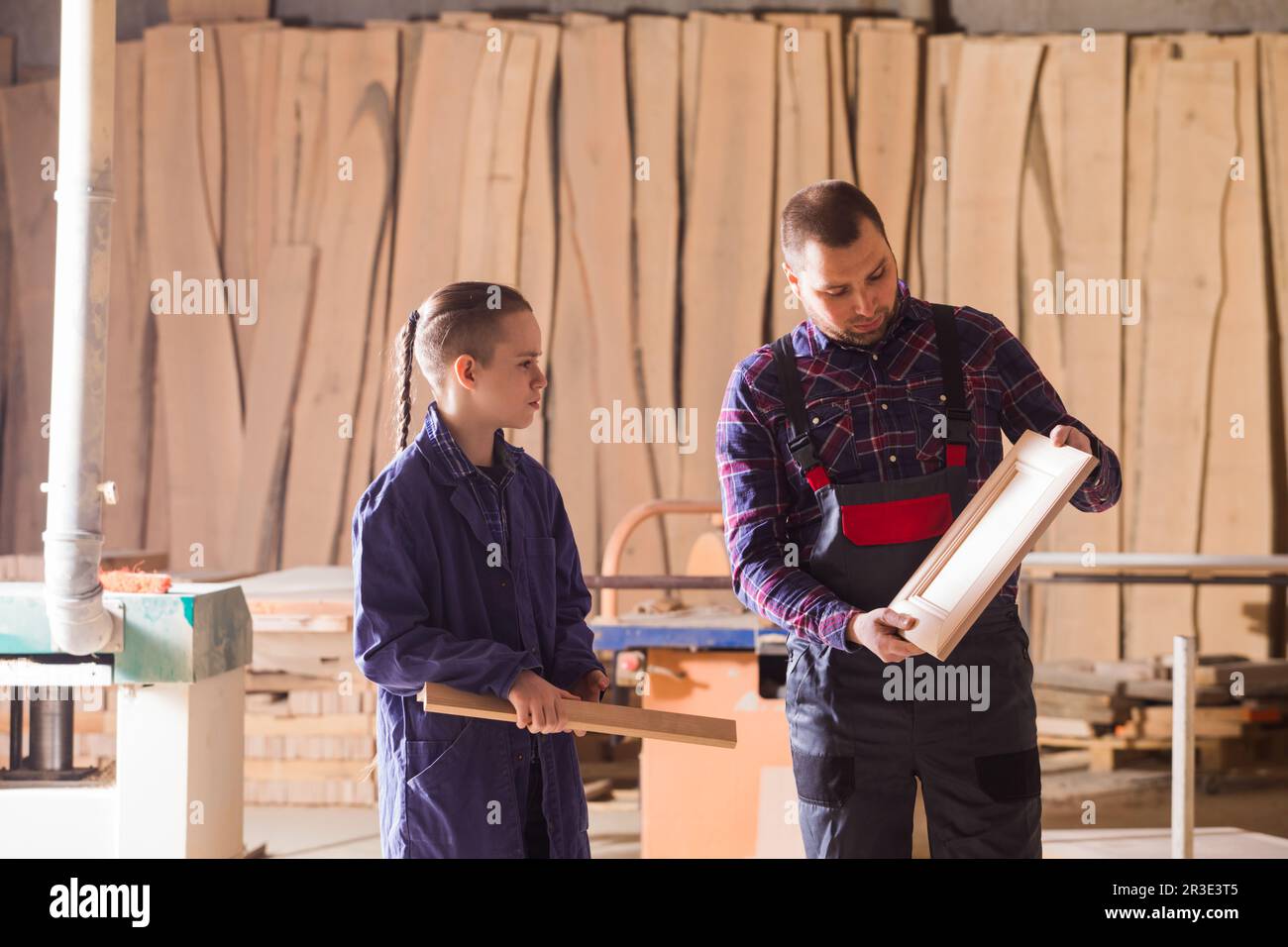 Fröhlicher Teenager Junge bei seinem Traumjob in der Schreinerei Stockfoto