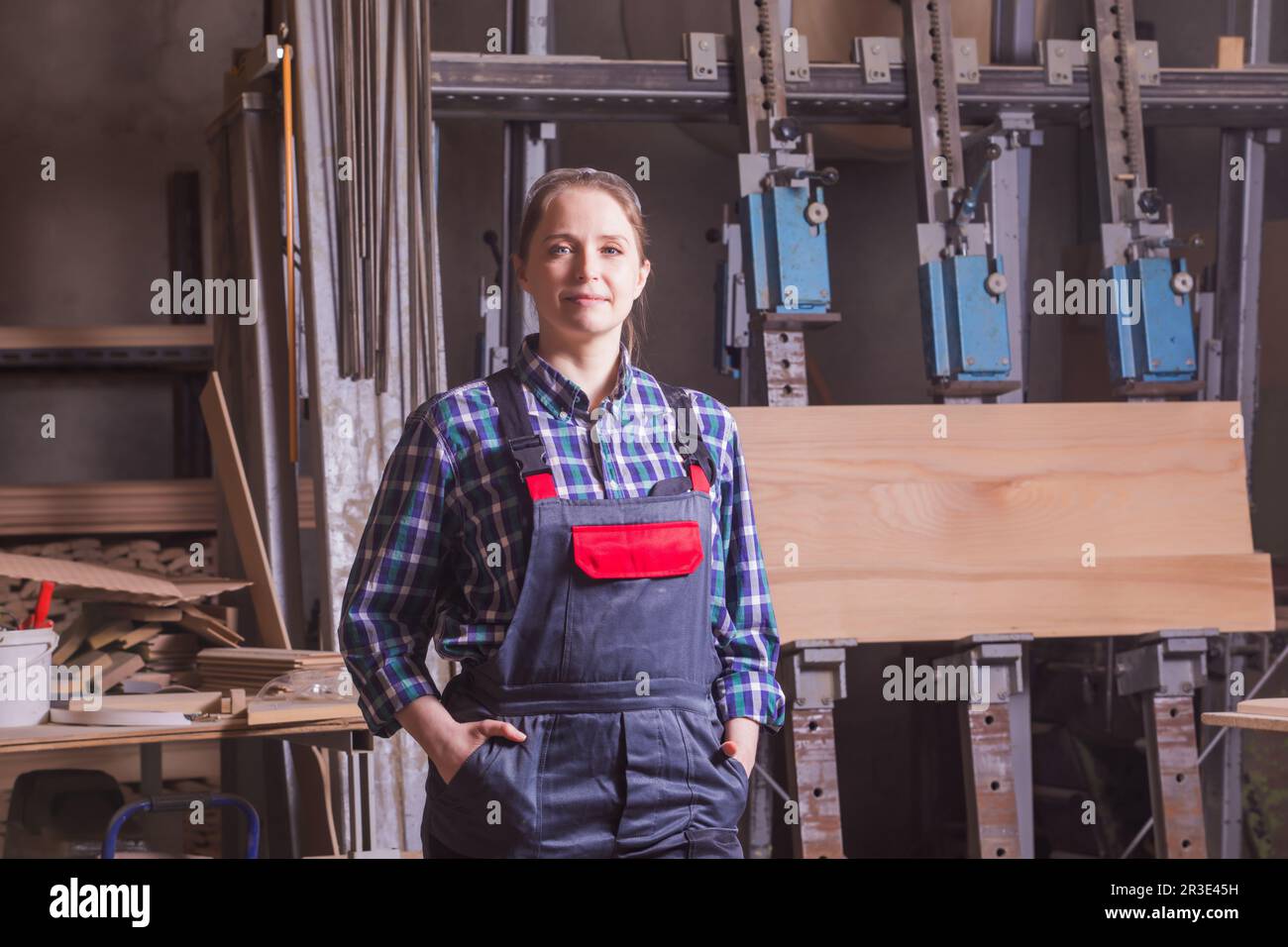 Selbstbewusste Ingenieurin in der Holzbearbeitungsanlage in Innenräumen Stockfoto