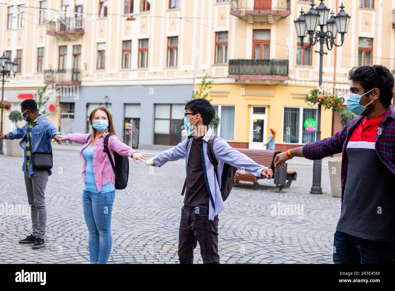 Soziale Distanzierung während einer Pandemie, Menschen mit gestreckten Händen im Freien Stockfoto