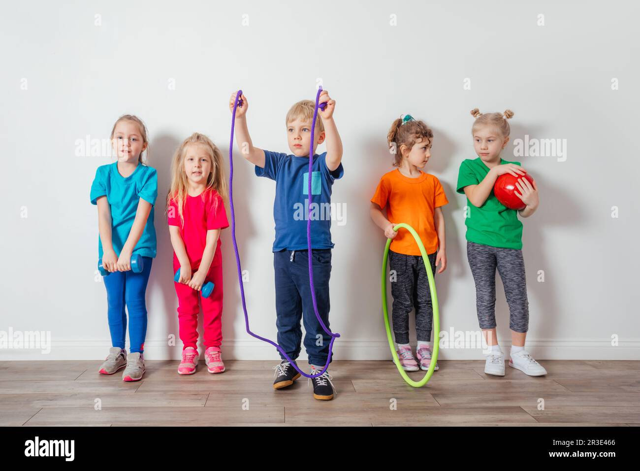 Kleine Kinder lieben körperliche Aktivitäten im Kindergarten Stockfoto