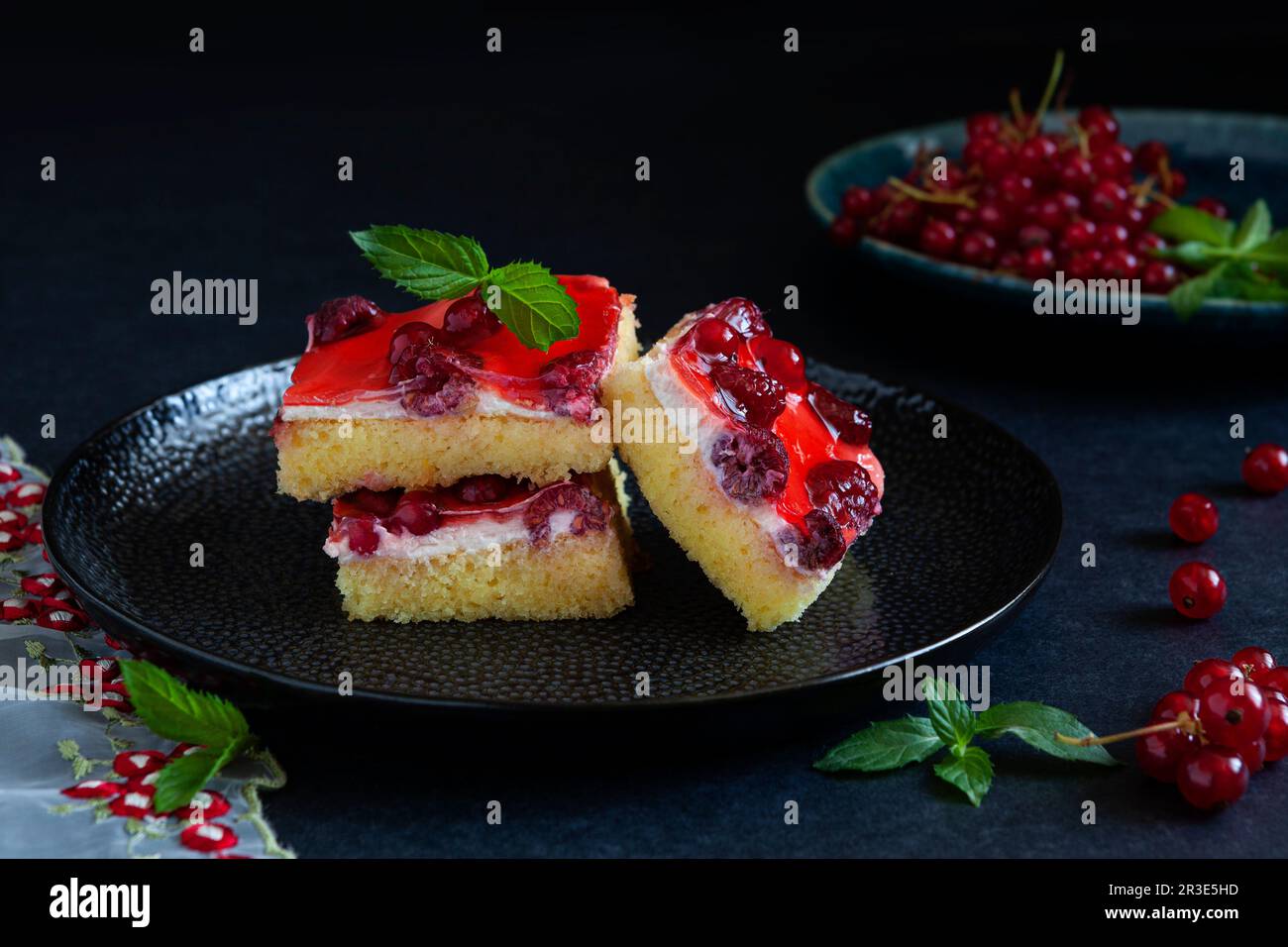 Köstlicher Beerenkuchen mit Sahnefüllung. Dunkle Stimmung. Stockfoto