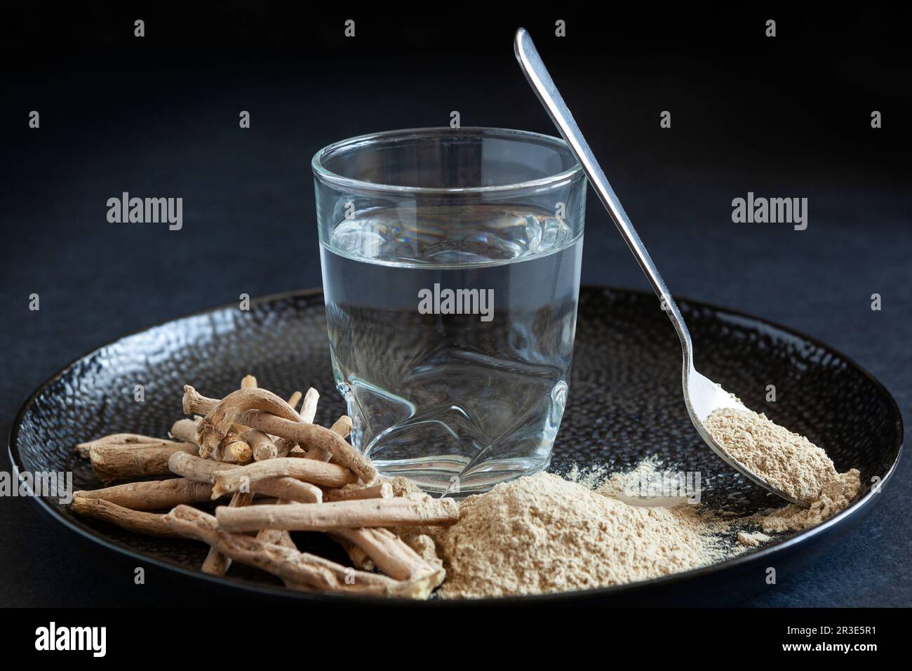 Ashwagandha Superfood Pulver, Wurzel und Getränk. Stockfoto