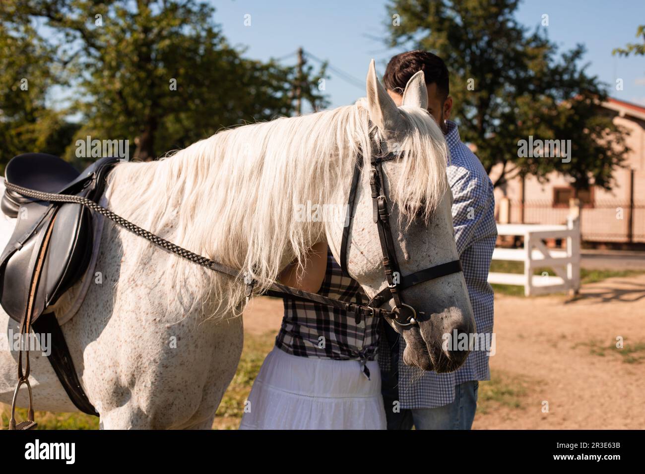 Das verliebte Paar verbringt Zeit zusammen auf einer Ranch Stockfoto