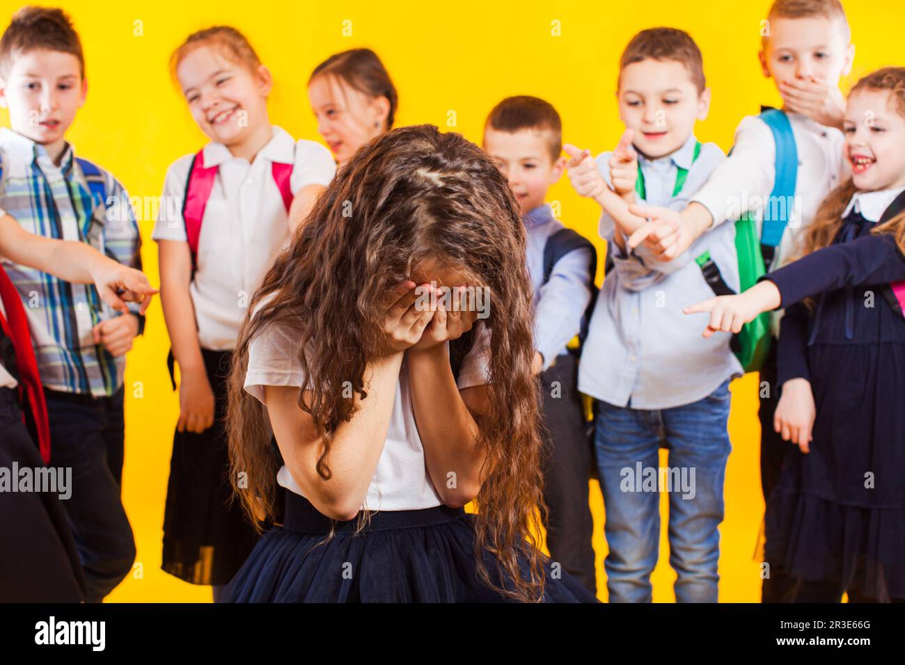 Schulmädchen von Klassenkameraden schikaniert. Mobbbingkonzept der Schule Stockfoto