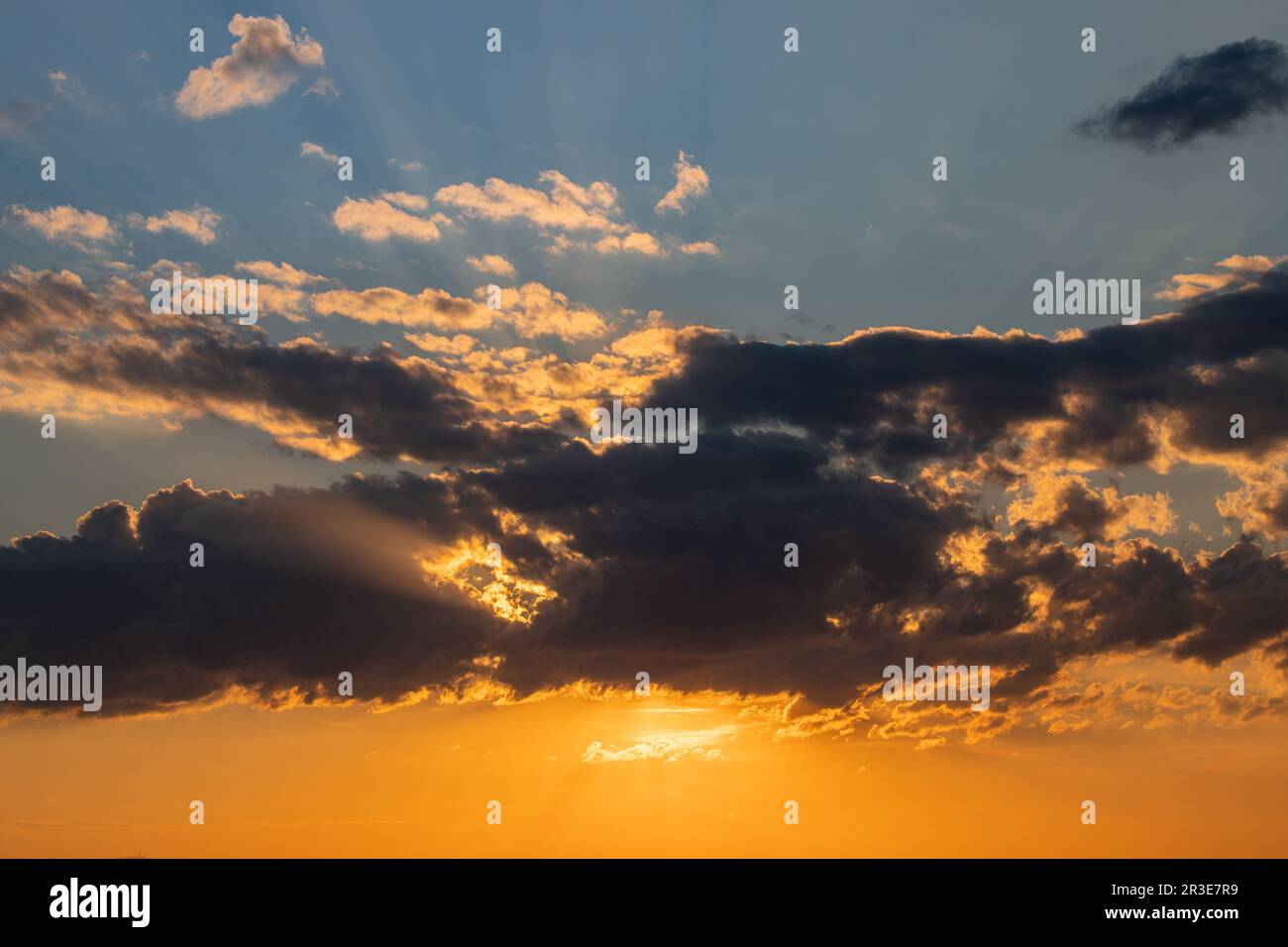 Romantischer Sonnenuntergang am Himmel Stockfoto