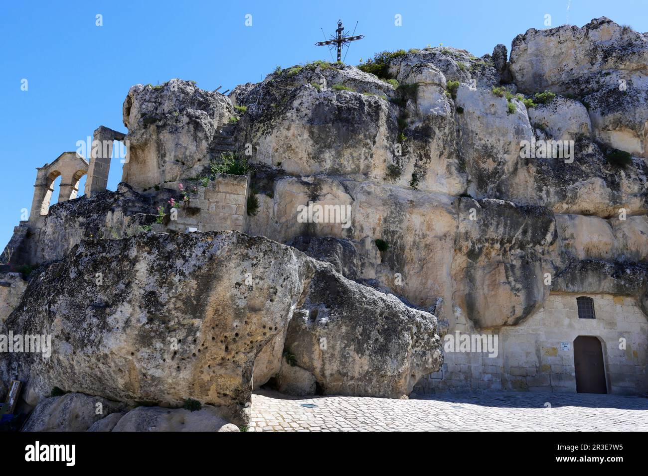 Dramatische Aussicht auf Santa Maria de Idris, eine der großen Felsenkirchen in Sasso Caveoso, Matera, Basilikata Stockfoto