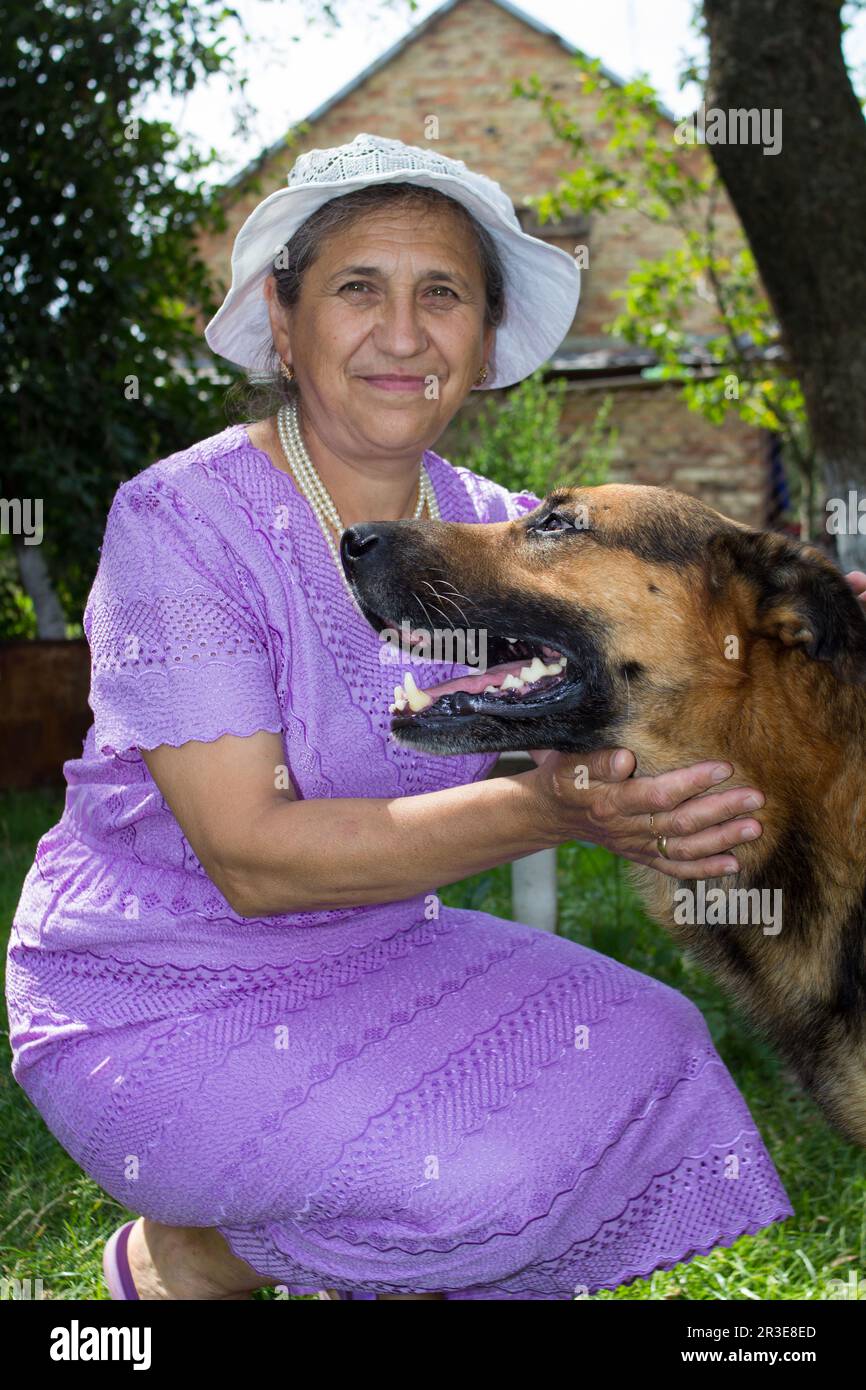 Porträt einer glücklichen Rentnerin mit Hund, einer Frau mit Hut und einem Hund Stockfoto