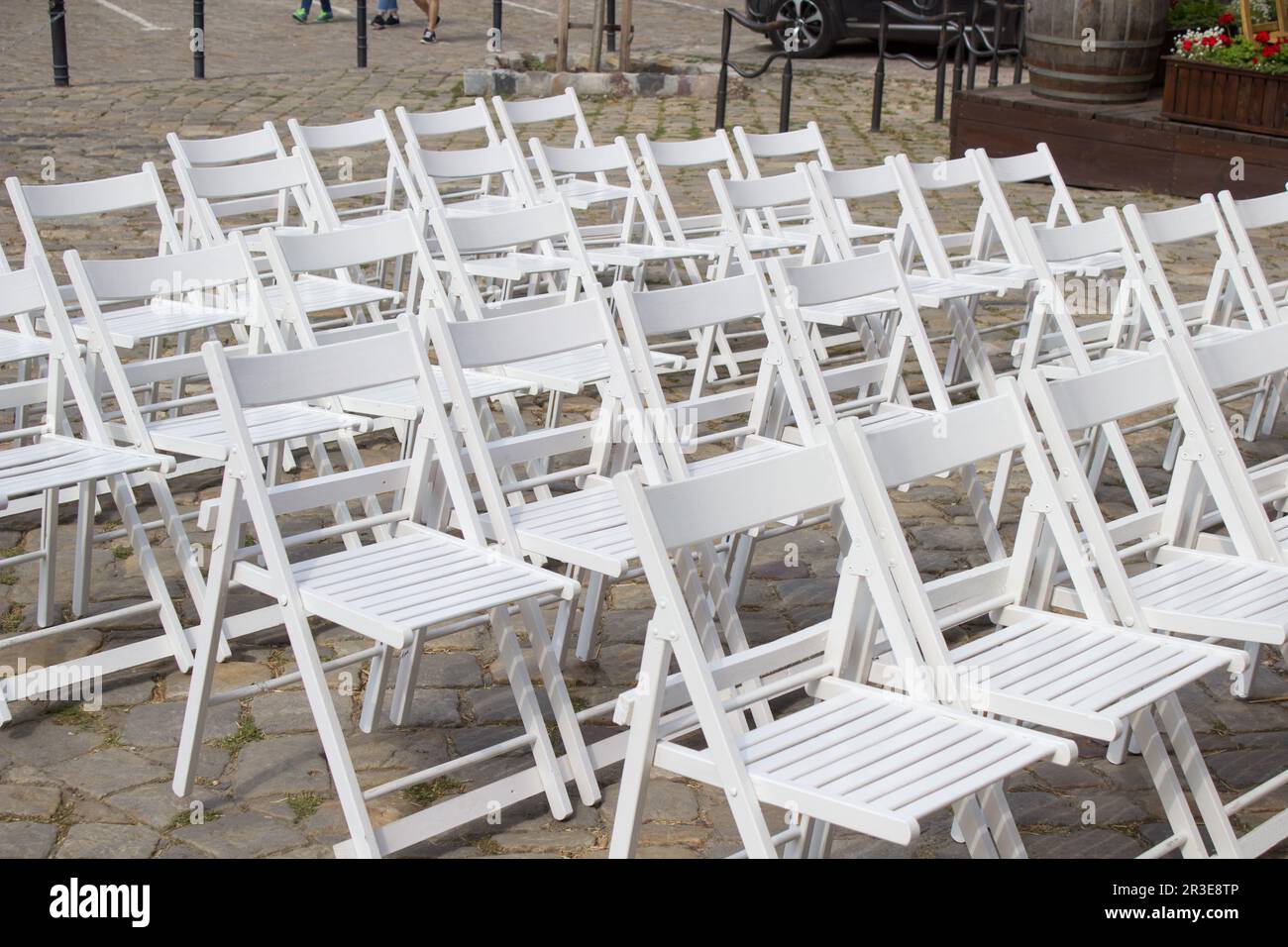 Die Stühle sind weiß, hohl, im Freien, Sitzungsforum Stockfoto