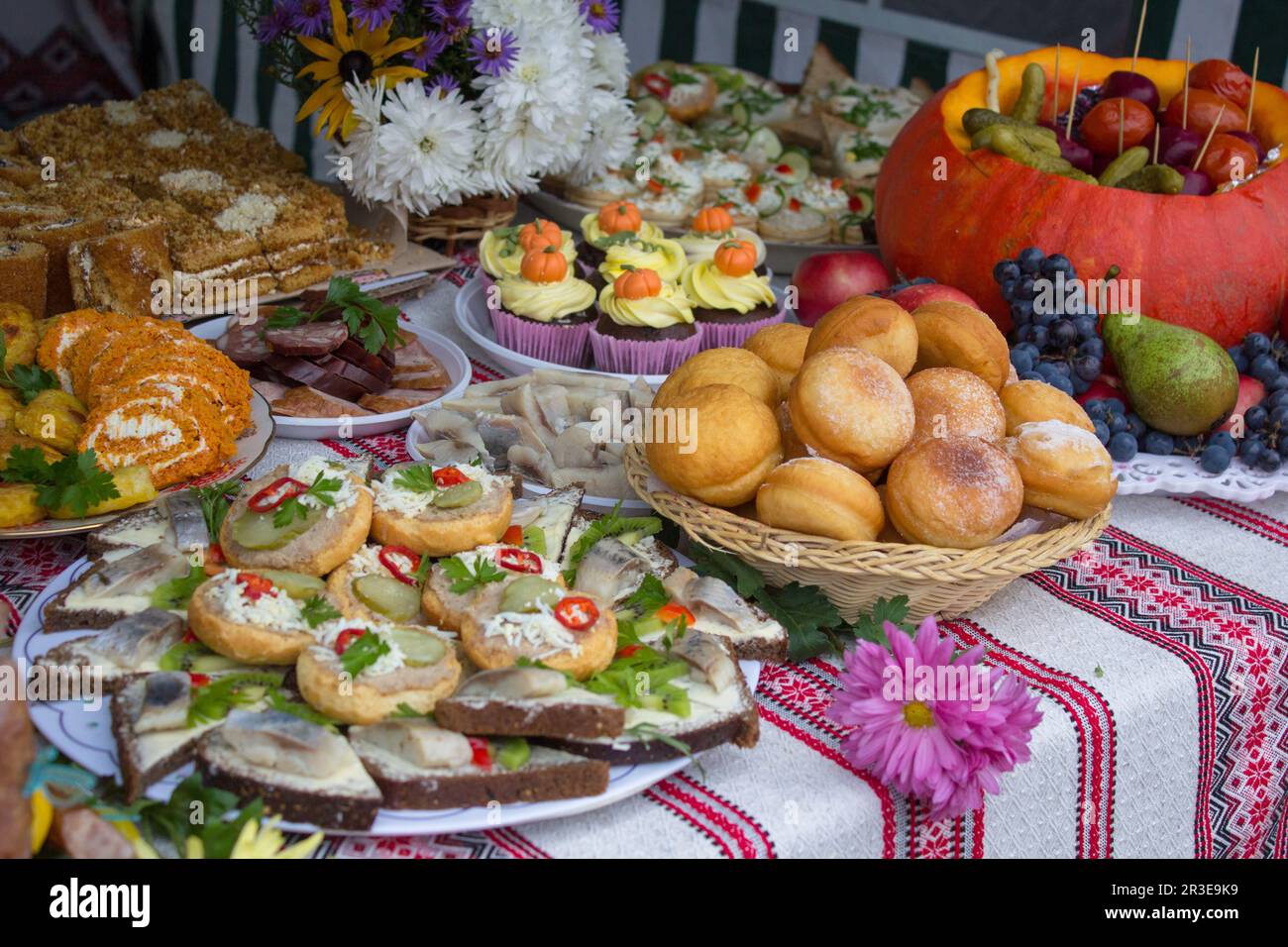 Urlaubsorte Ukrainisch, Gerichte auf dem Tisch auf der Straße, Ende der Ernte Stockfoto