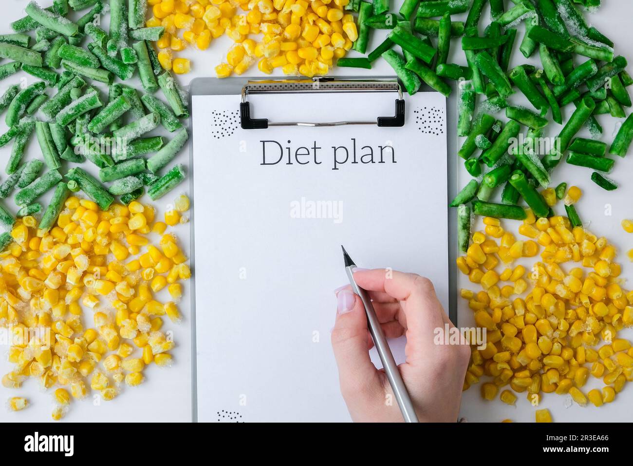 DIÄTPLAN. Gefrorenes Gemüse aus gelbem Mais, grüne Bohnen. Ernte der Lebensmittelkonservierung für den Winter. Veganismus, vegetarische Gesundheit Stockfoto