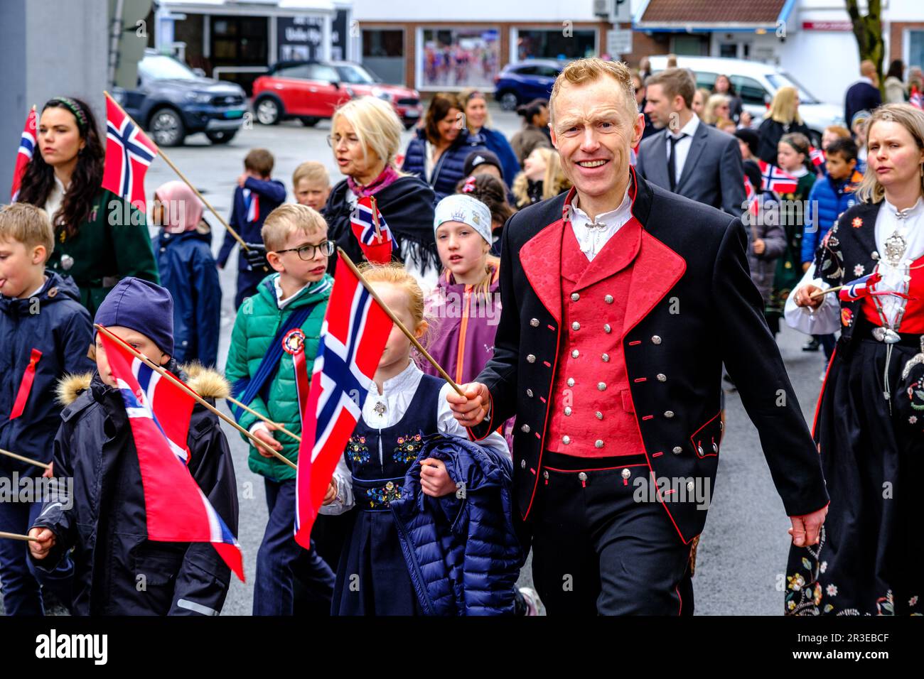 Sandnes, Norwegen, 17 2023. Mai, Mann In Traditionellem Norwegischen Kleid Mit Kinderflaggen Unabhängigkeitstag-Feiern Stockfoto