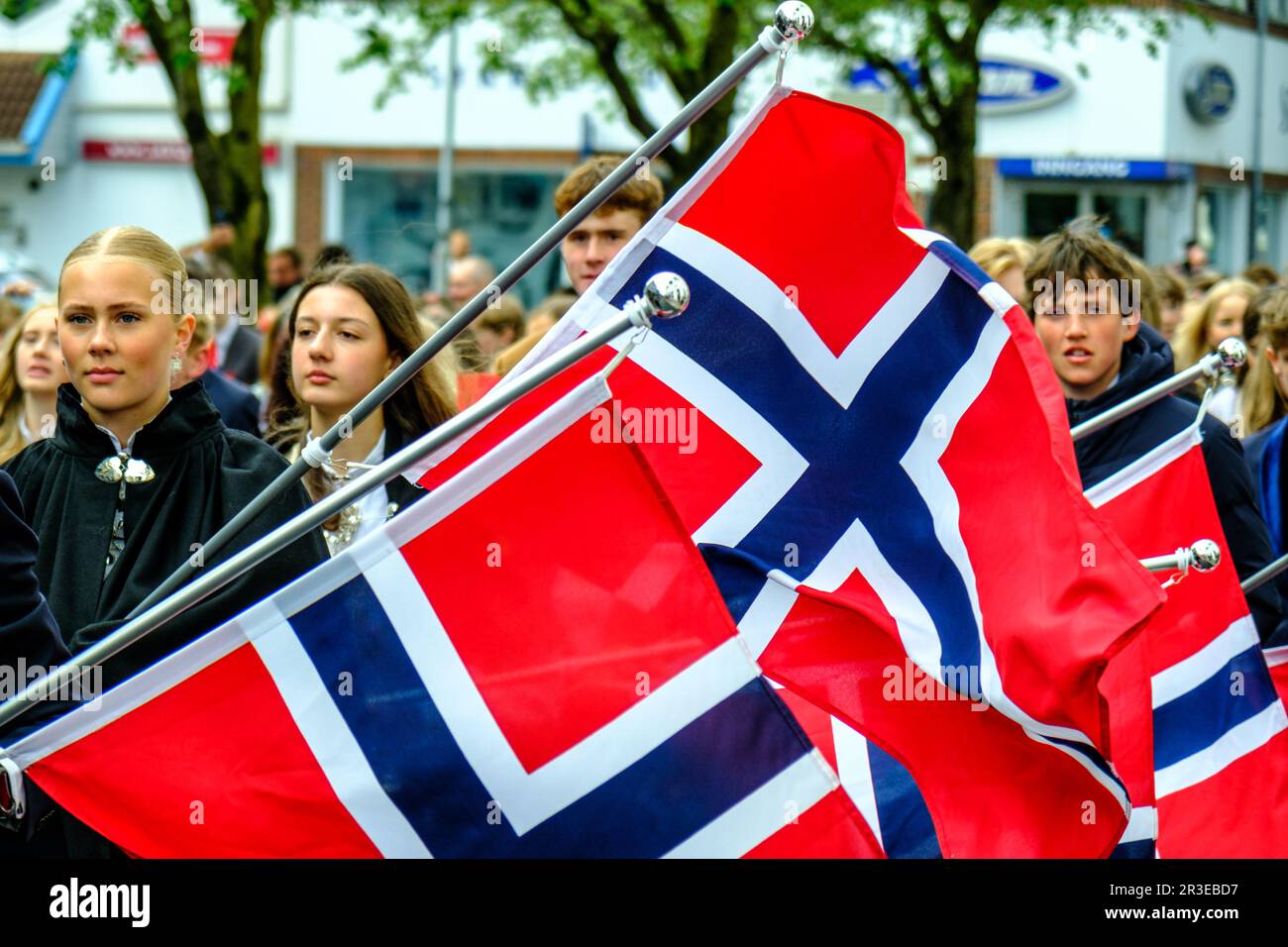 Sandnes, Norwegen, Mai 17 2023, Gruppe Junger Männer Und Frauen Mit Flaggen Bei Der Norways Independence Celebration Parade In Sandnes Stockfoto