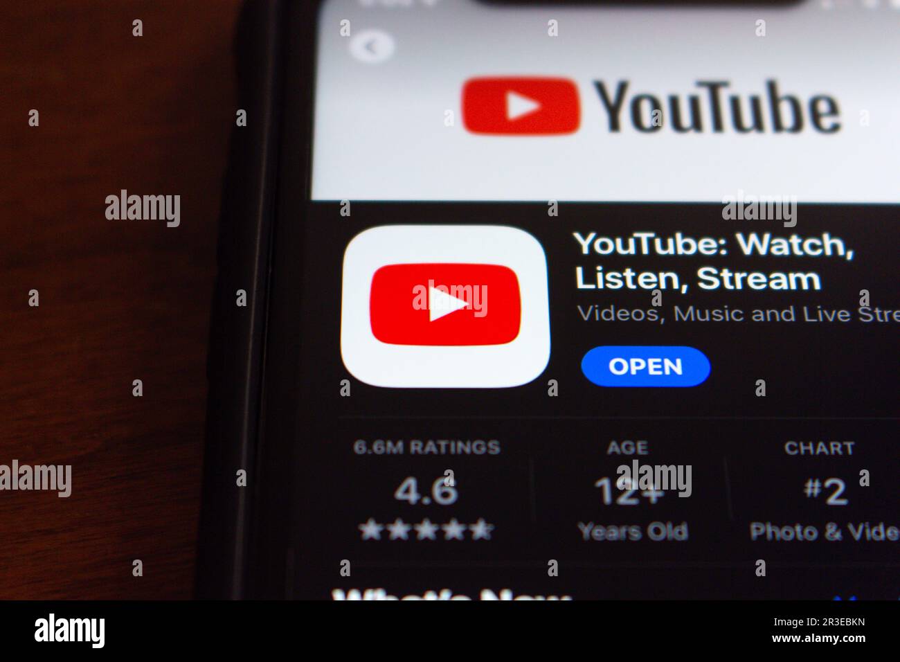 YouTube-App-Symbol in einem App Store auf einem iPhone-Bildschirm. YouTube  ist eine US-Plattform für das Teilen von Videos und soziale Medien im  Besitz von Google Stockfotografie - Alamy
