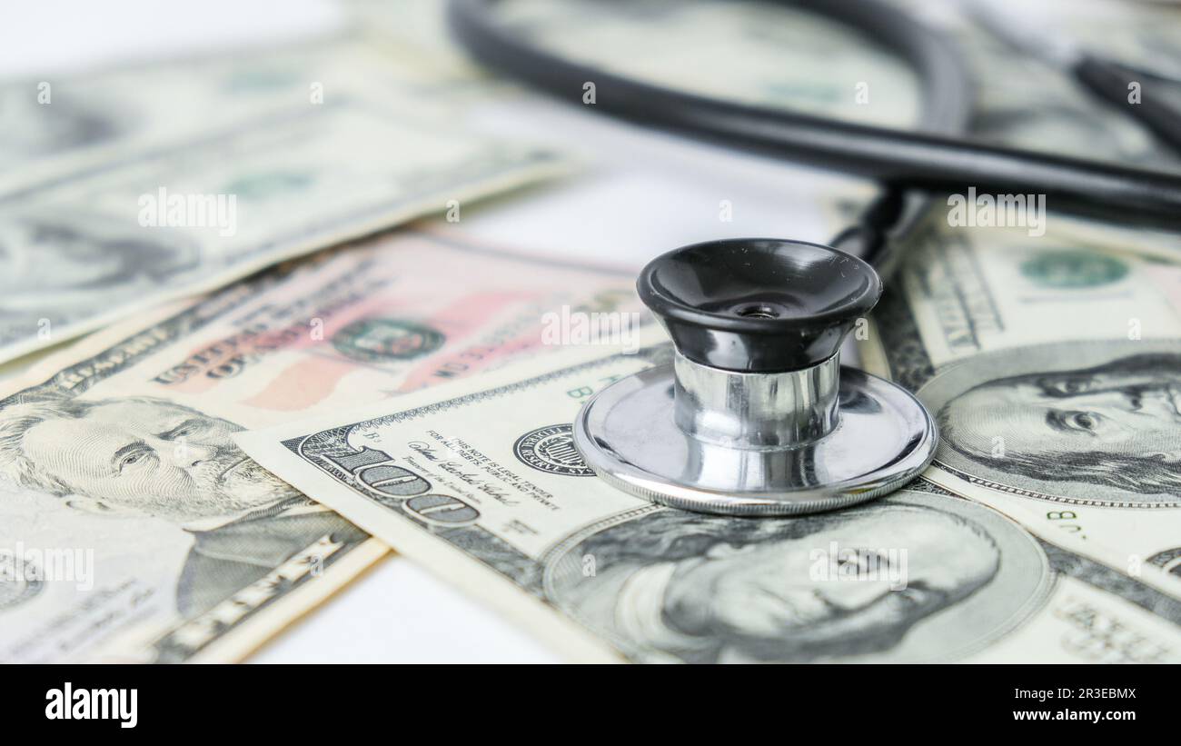 Ein Haufen Bargeld und ein Stethoskop. Das Konzept der medizinisch teuren Medizin, Arztgehälter. Platz für Text kopieren. Gesundheit Li Stockfoto