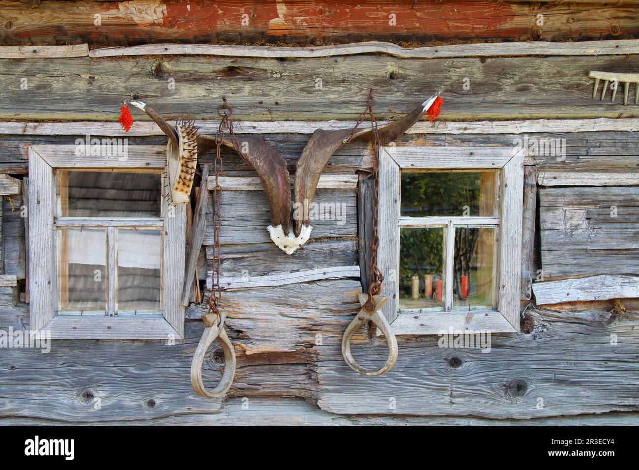 Das Foto wurde in der Ukraine im Dorf Kolochava aufgenommen. Auf dem Foto ist eine Wand eines alten Dorfhauses, dekoriert mit Tierhörnern. Es gibt keine Stockfoto