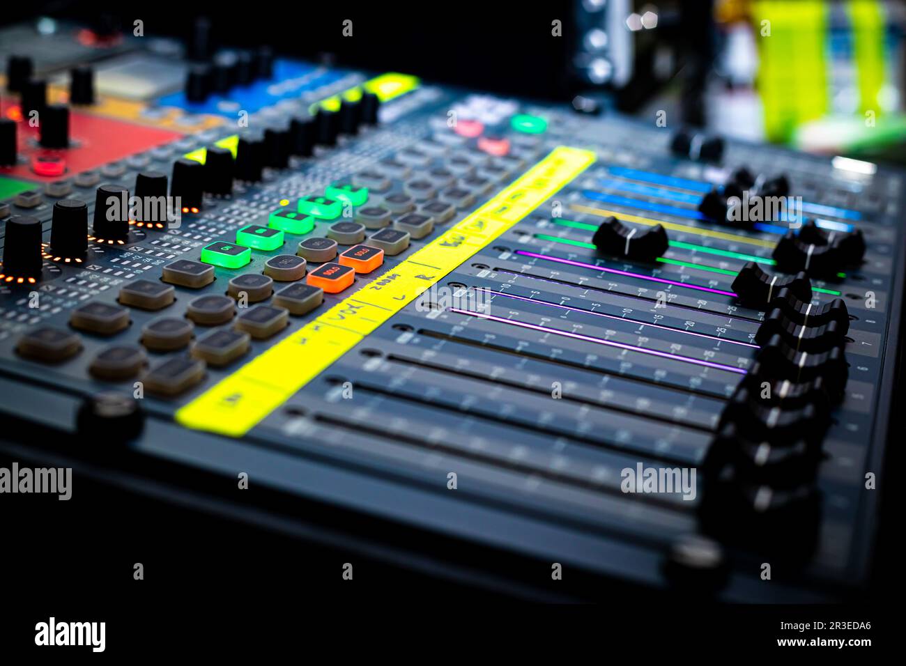 Schieberegler und Tasten am Audio Mixing Desk bei Live-Veranstaltungen Stockfoto