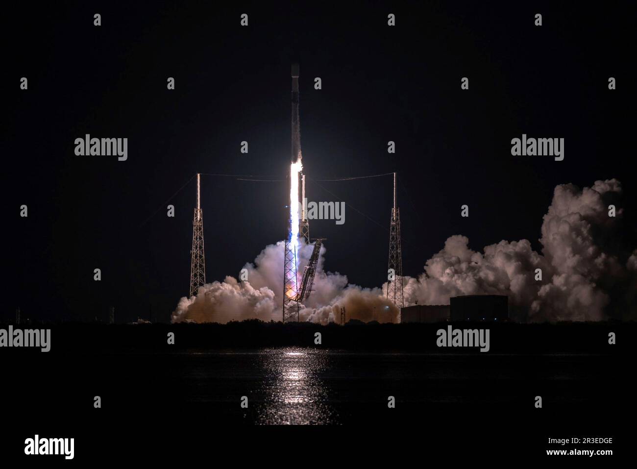 Cape Canaveral, Vereinigte Staaten von Amerika. 19. Mai 2023. Die SpaceX-Falcon-9-Rakete mit Starlink-6-3-Mission startet vom Startkomplex 40 im Kennedy Space Center am 19. Mai 2023 in Cape Canaveral, Florida. Die Rakete transportierte 40 Starlink-Satelliten erfolgreich in die niedrige Erdumlaufbahn. Kredit: Joshua Conti/US Space Force/Alamy Live News Stockfoto