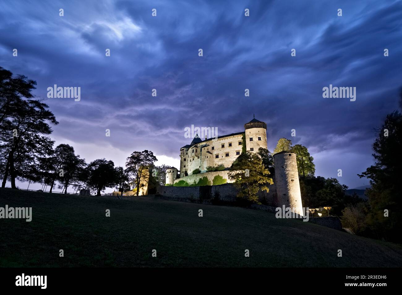 Das mittelalterliche gotische Schloss Presule in einer stürmischen Nacht. Fiè allo Sciliar, Südtirol, Italien. Stockfoto