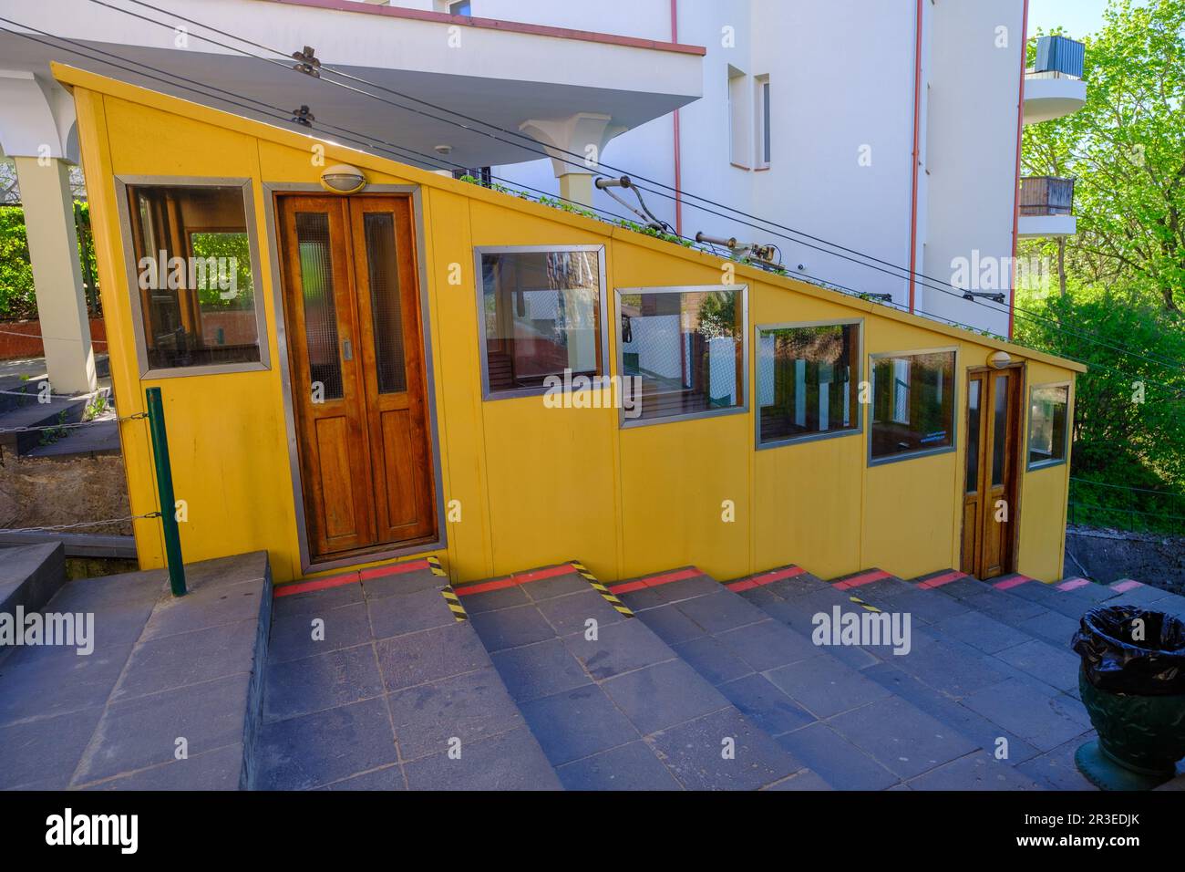 KAUNA, LITAUEN - MAI 5 2023: Zaliakalnis Standseilbahn. Das Innere eines Wagens in Kaunas, Litauen. Stockfoto