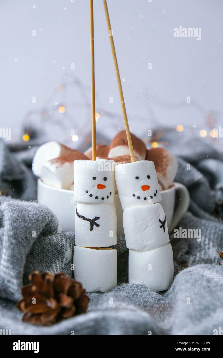 Zwei lustige Marshmallow-Schneemänner. Marshmallow-Freunde. Heimwerker ...