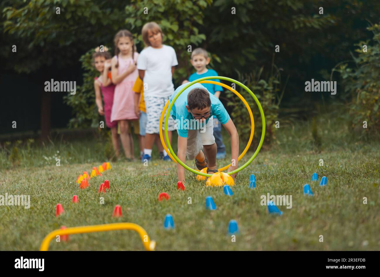 Die Kinder verbringen aktiv Zeit im Garten Stockfoto