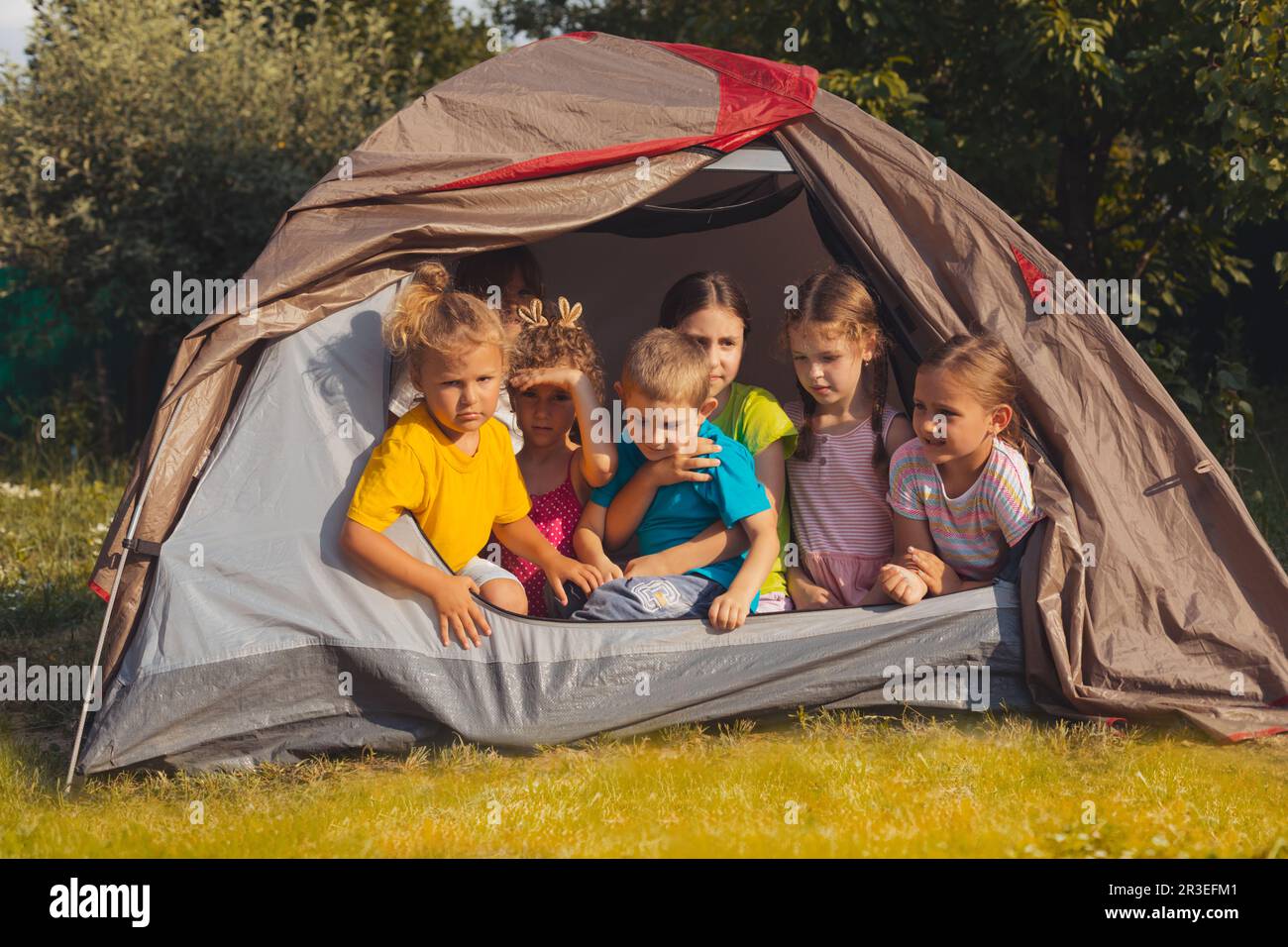 Die Kinder ruhen sich in der Natur im Sommerlager aus Stockfoto