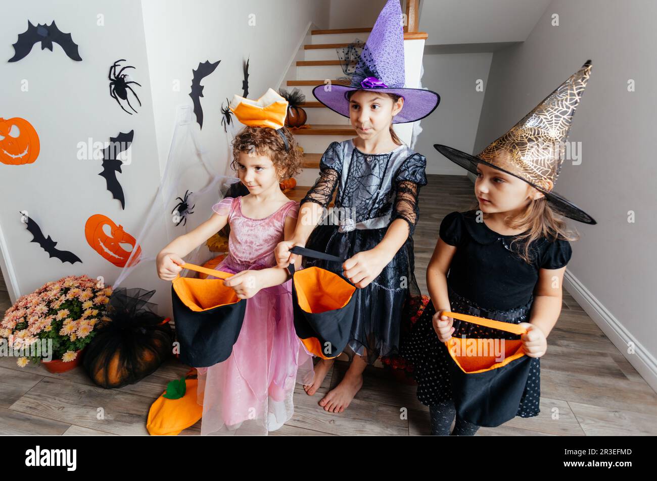 Mädchen erhalten eine Menge Süßigkeiten während halloween Trick oder Behandlung Stockfoto