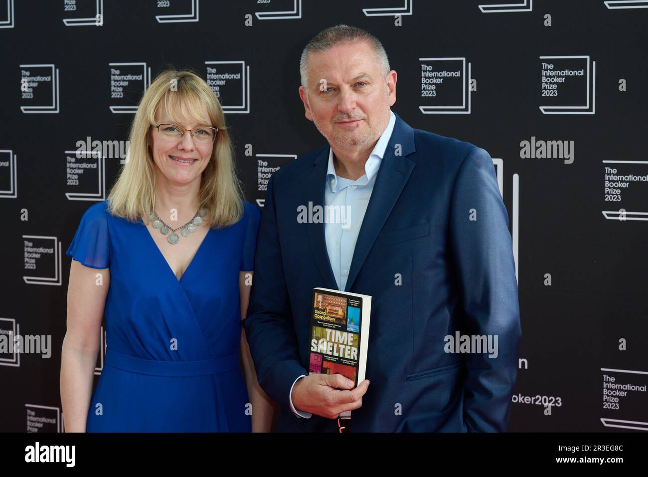 London, Vereinigtes Königreich 23. Mai, 2023 . Die Autorin von Time Shelter Georgi Gospodinov (R) und die Übersetzerin Angela Rodel bildeten sie bei der Preisverleihung des Internationalen Buchpreises 2023 im Sky Garden. Kredit: Alan D West/Alamy Live News Stockfoto