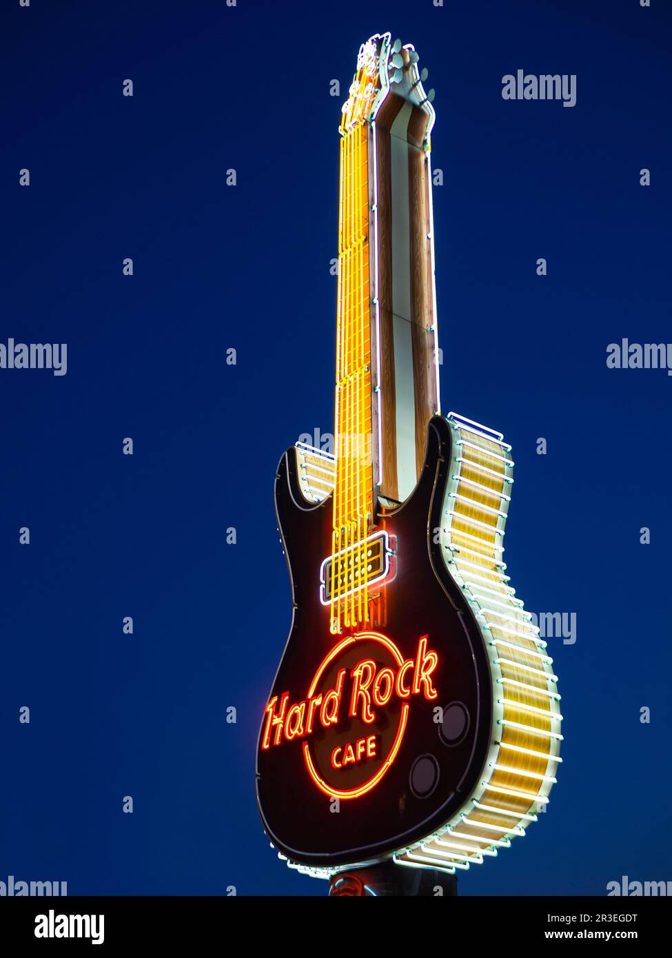 Warschau, masovia, Polen - 23 2023. Mai: Neonschild des Hard Rock Cafés in Warschau bei Nacht Stockfoto