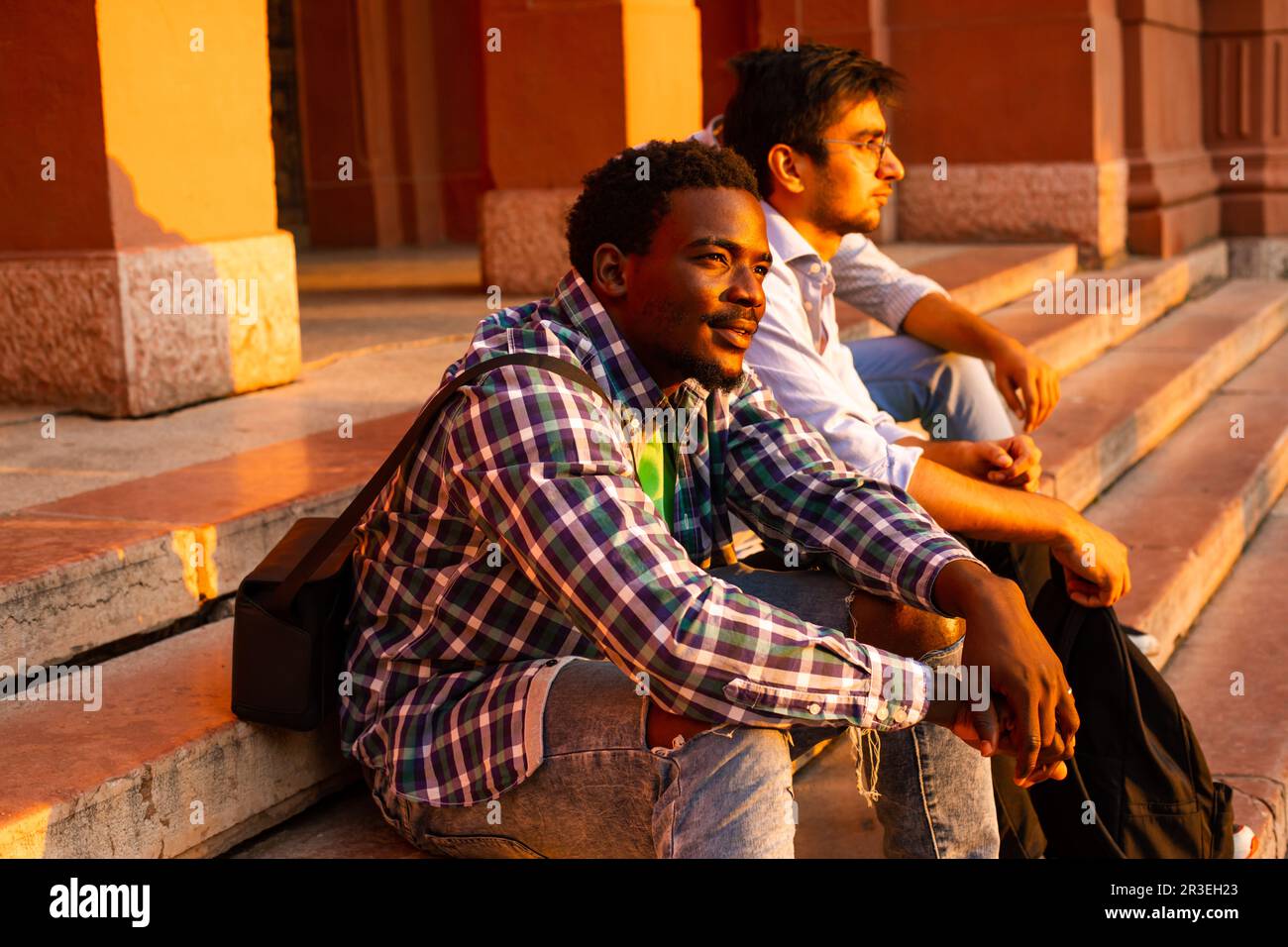 Die multiethnischen Studenten haben Spaß, im Freien zu kommunizieren Stockfoto