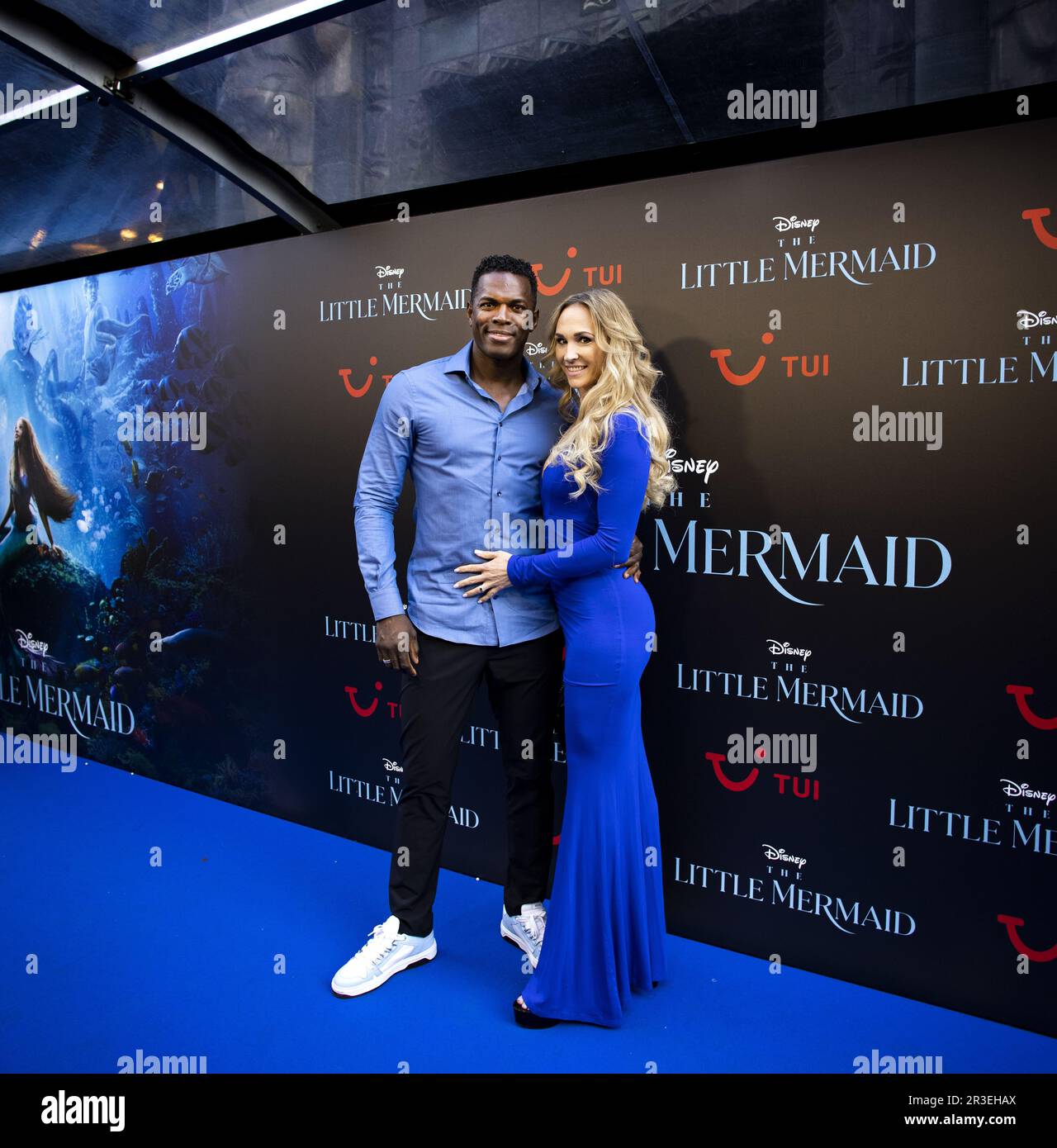 AMSTERDAM - 23/05/2023, Remy Bonjasky und Freundin auf dem roten Teppich, vor der Premiere der kleinen Meerjungfrau, der Live-Action-Version des Disney-Animationsfilms. ANP RAMON VAN FLYMEN niederlande raus - belgien raus Stockfoto